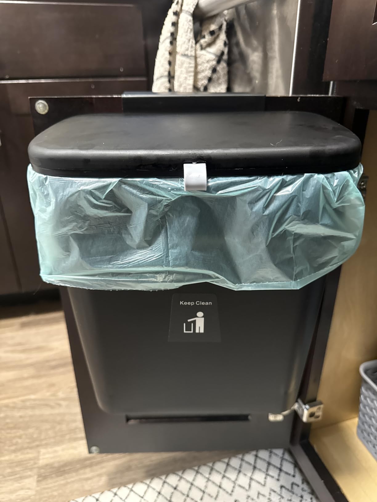 Tiyafuro 2.4 Gallon Kitchen Compost Bin for Counter Top or Under Sink, Hanging Small Trash Can with Lid for Cupboard/Bathroom/Bedroom/Office/Camping, Mountable Indoor Compost Bucket, White customer photo 1