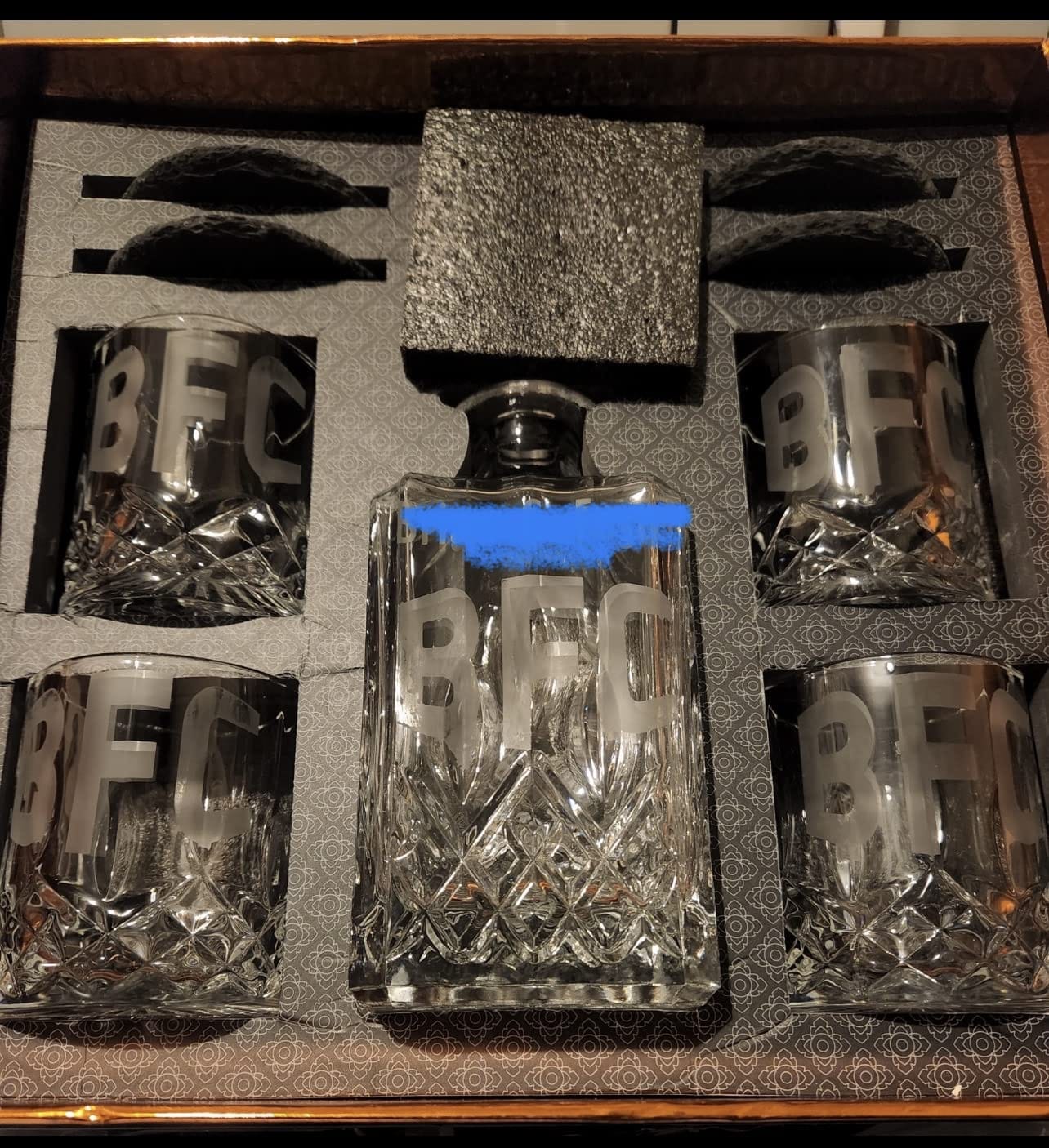 Mixology & Craft Luxury Whiskey Decanter Gift Set - 25oz Crystal Decanter, 4 Old-Fashioned Glasses, 4 Slate Coasters with Diamond Pattern Premium Black Gift Box customer photo 2