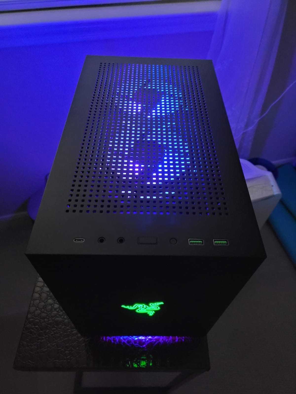 Razer Tomahawk Mini-ITX Gaming Case: Dual-Sided Tempered Glass Swivel Doors, Ventilated Top Panel, Chroma RGB Underglow Lighting, Built-in Cable Management, Classic Black customer photo 1