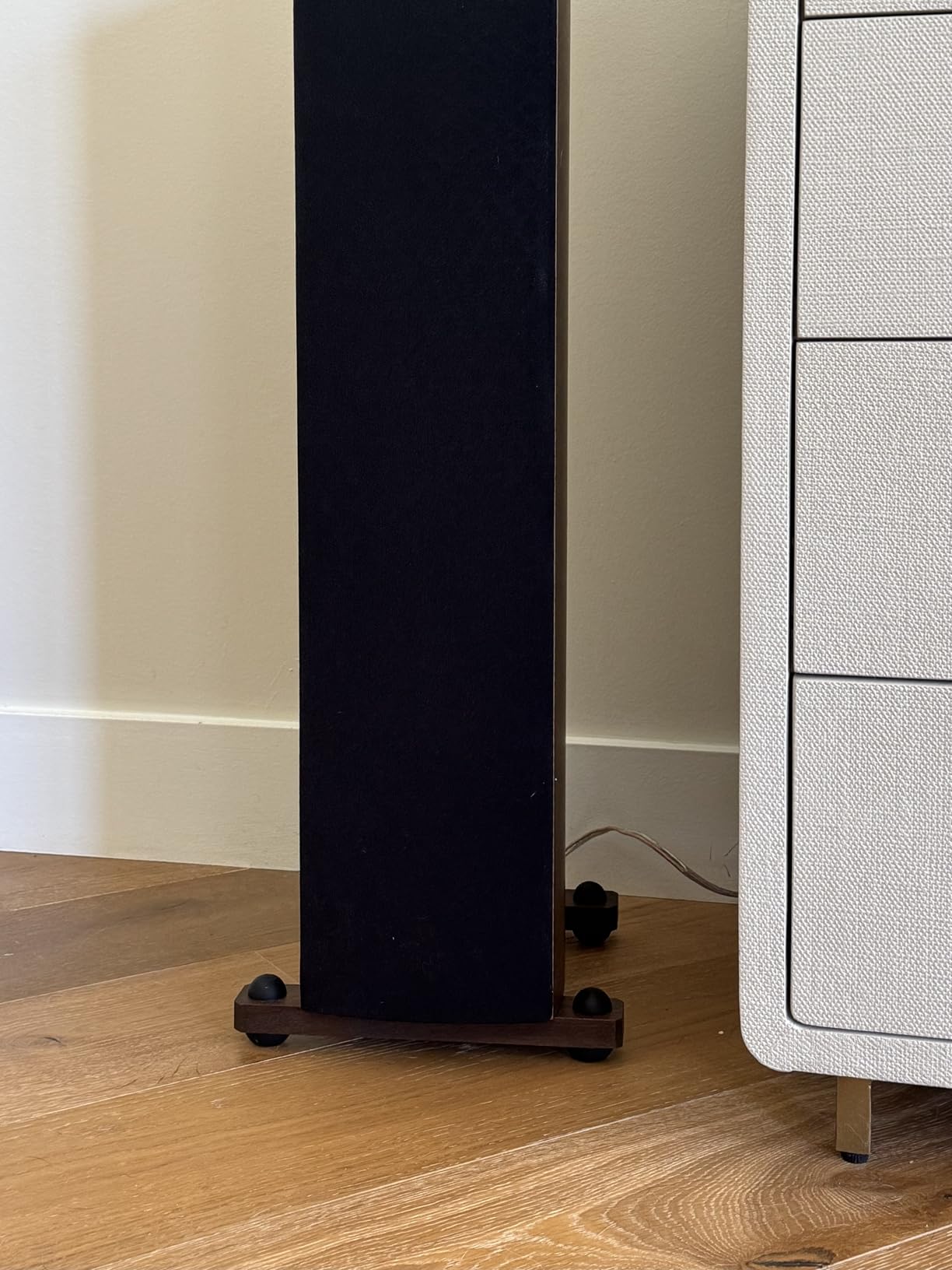 Hudson Hi-Fi Speaker Isolation Feet (4-Pack, 1 inch) - Adhesive Silicone Anti-Vibration Pads for Speakers, Turntables, Subwoofers & Amplifiers customer photo 1