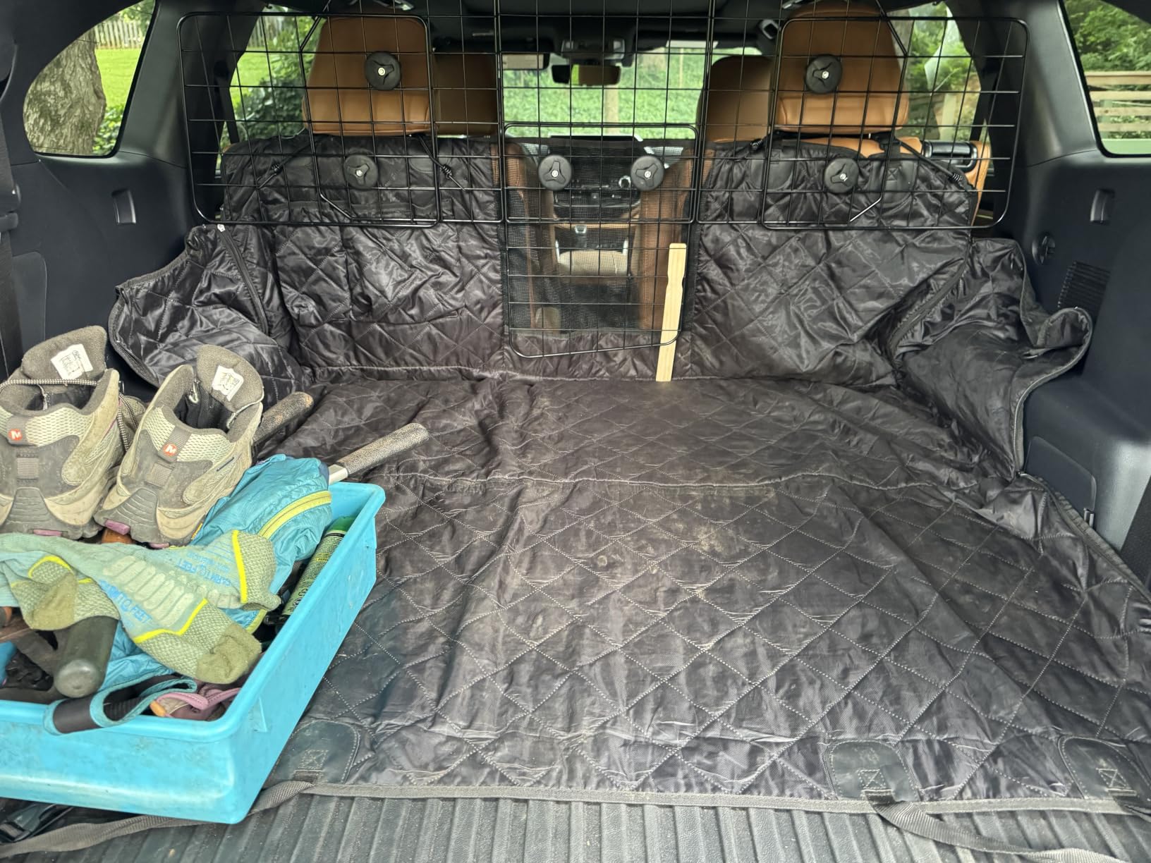 Gtongoko Dog Car Barrier for SUV, Heavy Duty Steel Wire Mesh Pet Divider for Vehicles Adjustable Universal Fit Dog Travel Barrier for Cars Trucks & SUVs, Cargo Area Safety Gate with Elastic Ropes customer photo 1