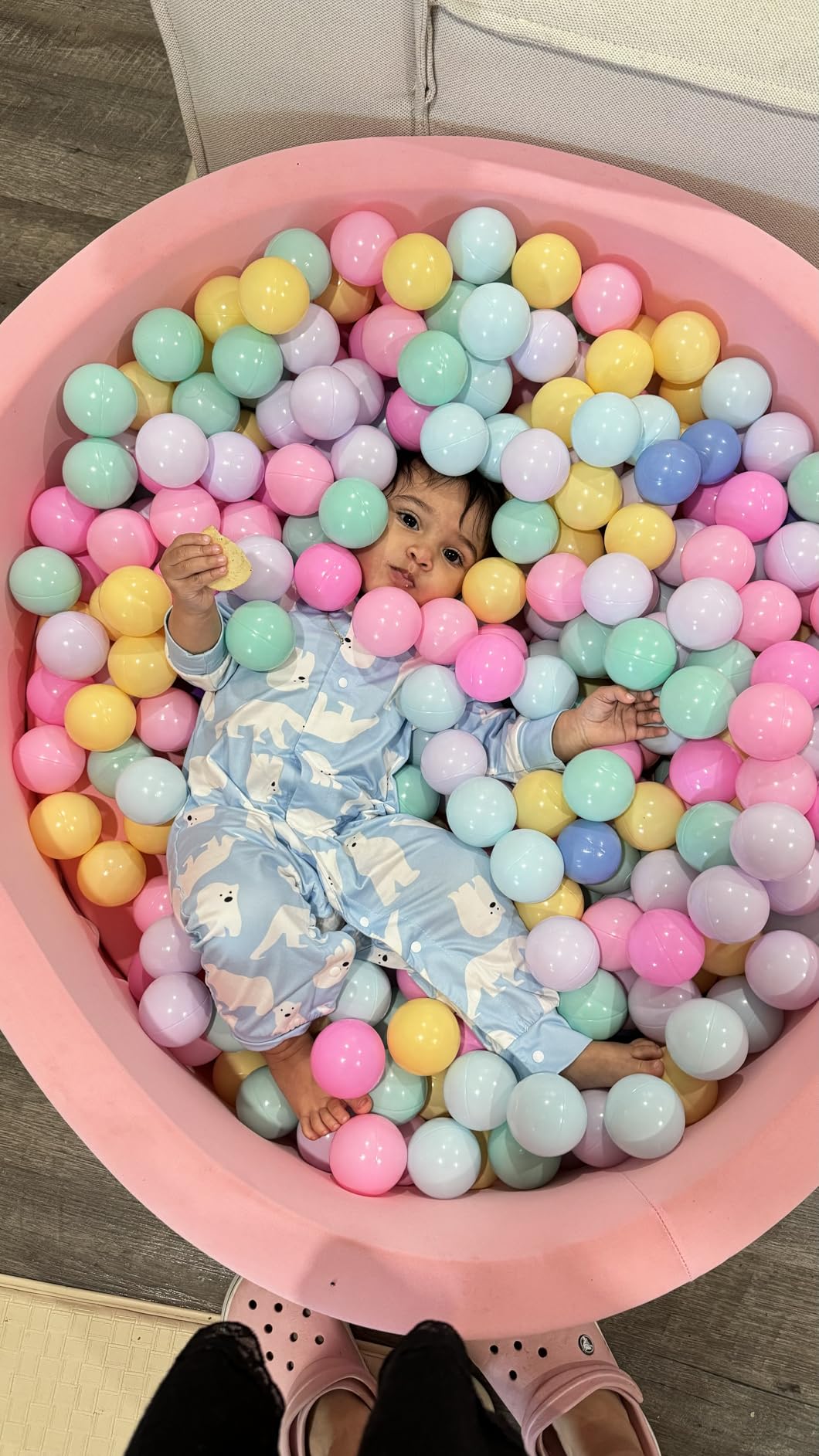 Amazon Basics BPA Free Ball Pit Balls with Storage Bag, Crush-Proof Plastic for Toddlers Kids 12+ Months Play, Phthalate Free, 6 Bright Colors, Pack of 400 customer photo 1