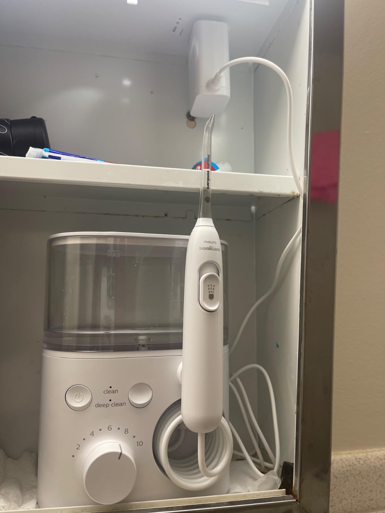 Philips Sonicare Countertop Power Flosser 5000, 2 Nozzles, White | 180% More Effective Than Floss, Quad-Stream Technology, 2 Modes, 10 Intensities, Magnetic Docking Station, HX3811/20 customer photo 1
