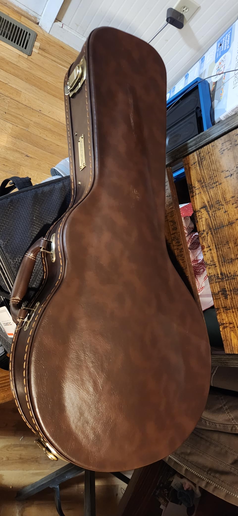 Crossrock Hard Shell Case for A-Style Mandolin in Vintage Brown(CRW620MABR) customer photo 2