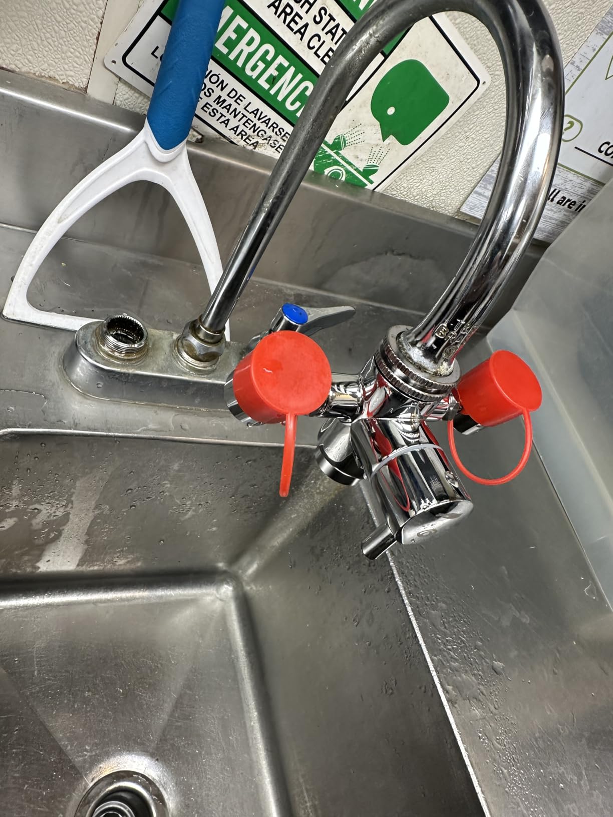 Lunarlipes Faucet Mounted Eyewash Station Kit, Emergency Eye Wash Unit | OSHA Approved First Aid Eye Flush Kit, 1x Eyewash Station, 4x Adapters, 2X Inspection Tags,1x Emergency Eye Wash Station Sign customer photo 2
