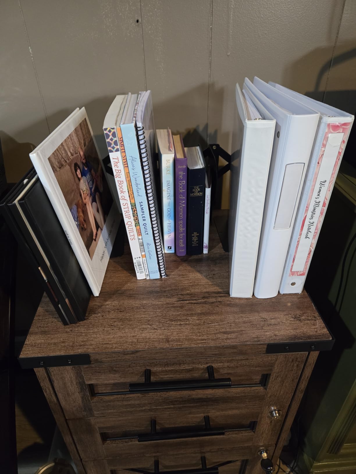 Aobopar Adjustable Book Ends, Metal Bookends for Heavy Books, Desk Book Holder for Shelves, Book Organizer for Desk, Suitable for Office, Home and School Use (Black) customer photo 1