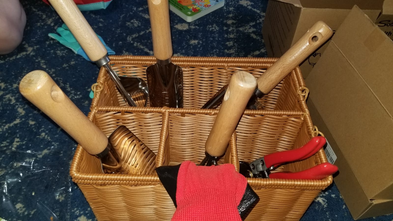 SOLIGT 8 Piece Garden Tools Set with Basket, Gardening Gifts for Women Men | Heavy Duty Stainless Steel Pruning Shears, Trowels, Weeder, Rake, Garden Hand Tools And Gloves With Wood Handles customer photo 1