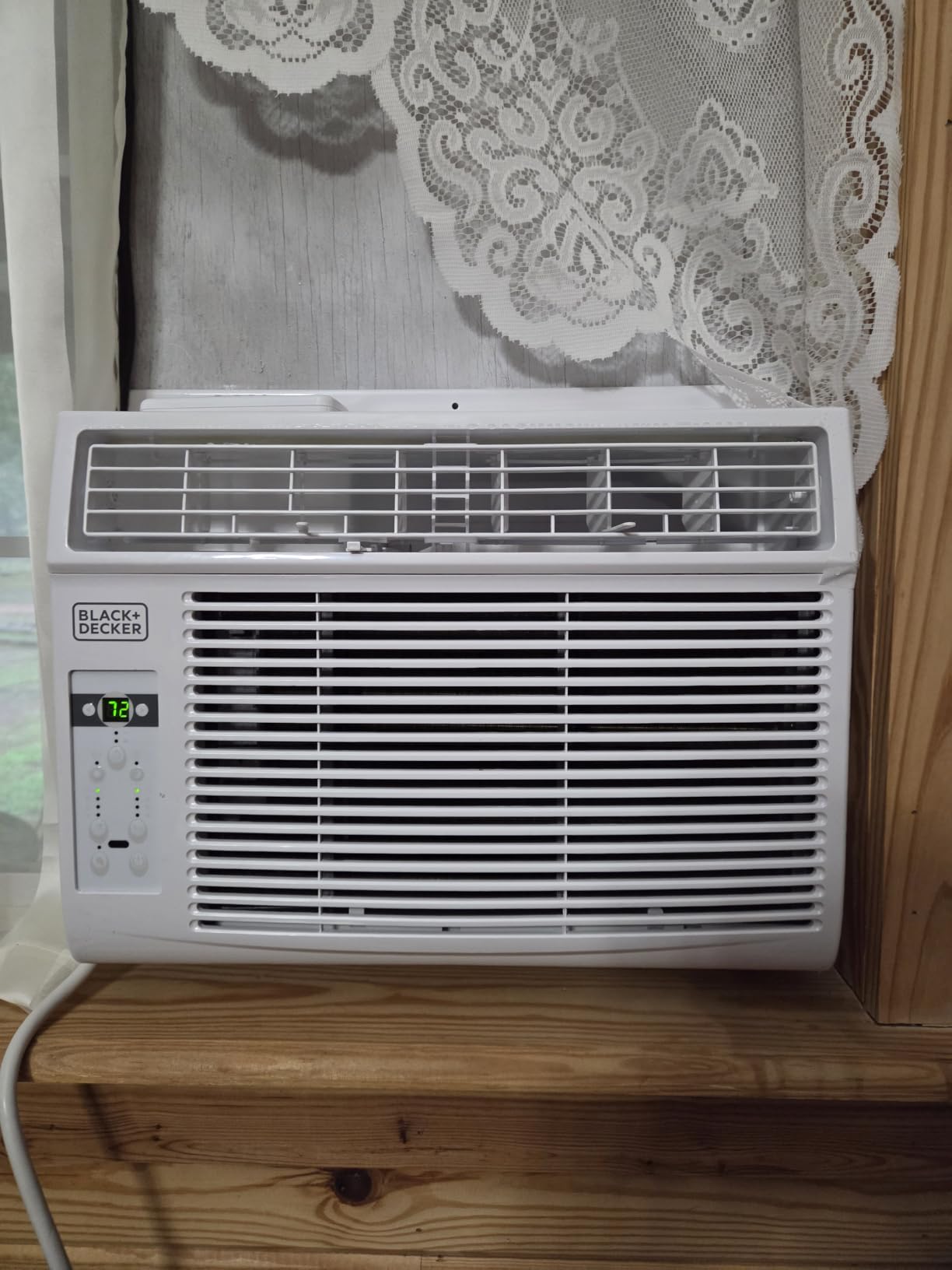 BLACK+DECKER Window Air Conditioner 14300 BTU, AC Window Unit Cools Up to 700 Square Feet, Window AC Unit with Remote Control, 3 Cooling Speeds and Fan Only Function, BD145WT6, White customer photo 1
