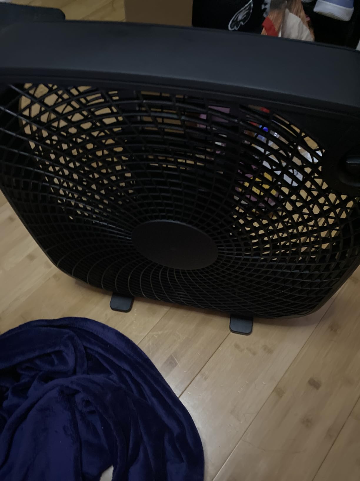 Amazon Basics 3-Speed Box Fan for Bedroom, Portable with Carry Handle, Powerful Airflow, 5 Blades, Lightweight Design, 67 Watts, 20-Inch, Black customer photo 2