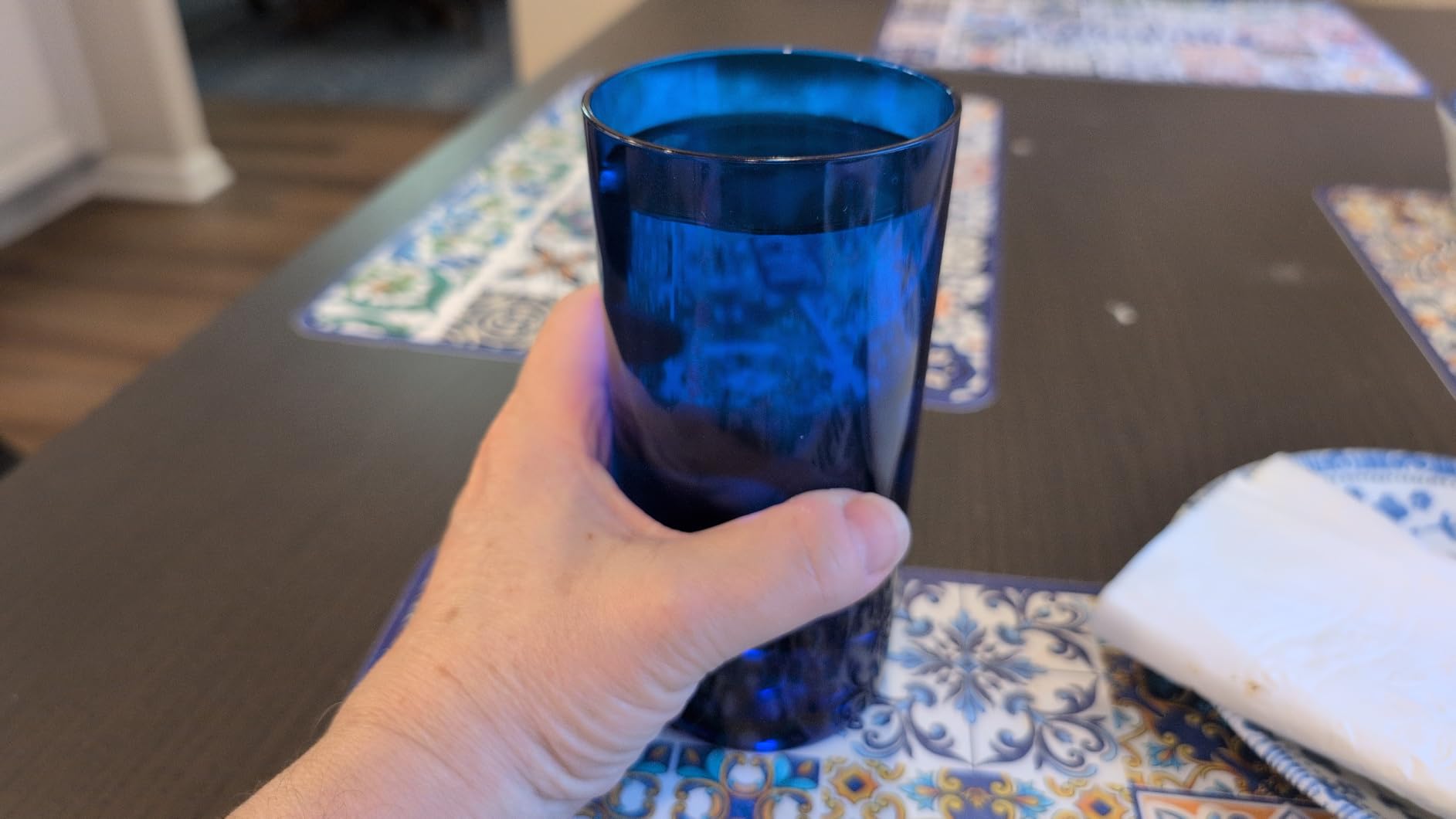 Zulay Kitchen Plastic Drinking Glasses (Set of 8) - Mixed 16oz & 12oz Acrylic Shatterproof Cups for Home, Kitchen & Outdoors - Crystal Clear Glass Look - BPA & Lead-Free - Top-Rack Dishwasher Safe customer photo 1