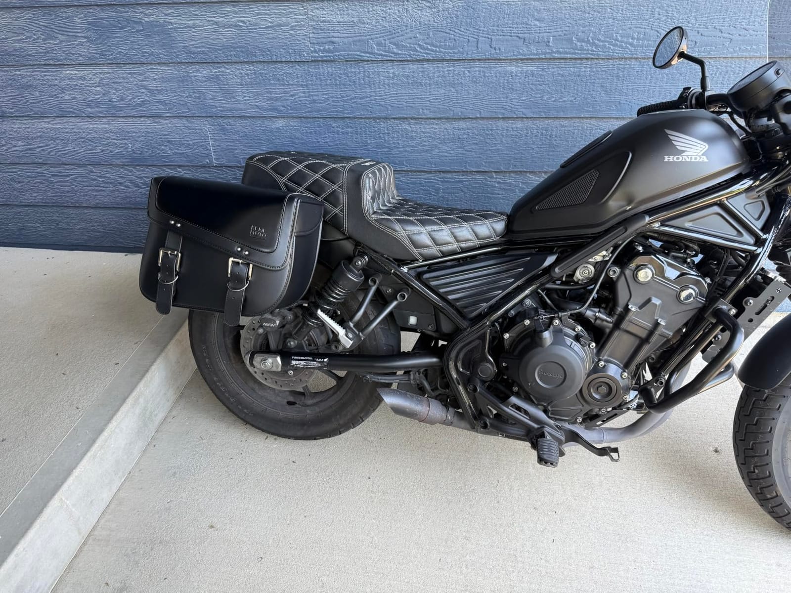 KEMIMOTO Motorcycle Saddlebags, 30L Large Capacity Saddle Bags Motorcycles, PU Leather Motorcycle Luggage Bag for Sportster Softail Dyna V-star Shadow, Universal Motorcycle Accessories, Black customer photo 2