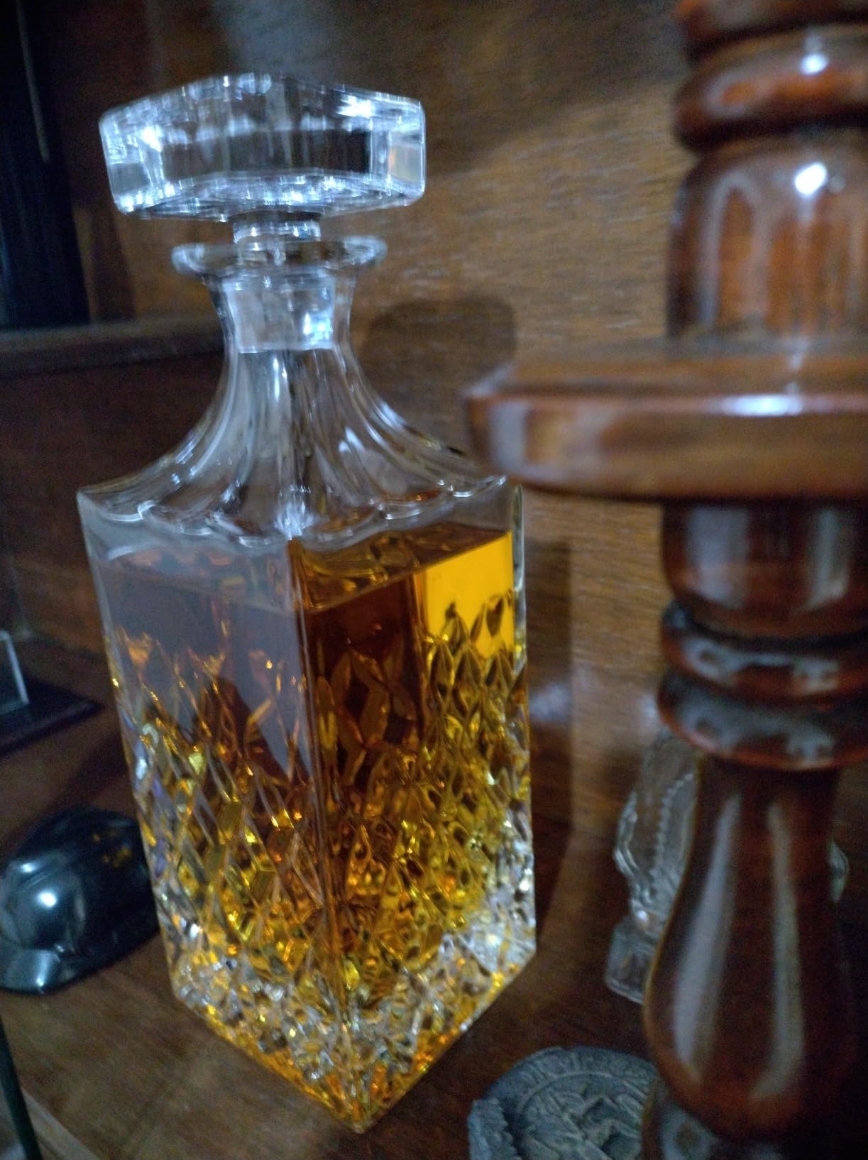 LIGHTEN LIFE Whiskey Decanter 29oz, Crystal Whiskey Decanter with Stopper, Non-Lead, 828ml, Clear, Durable, Dishwasher Safe, Classic European Design, Gift Box Included, Bourbon, Liquor Whisky customer photo 1