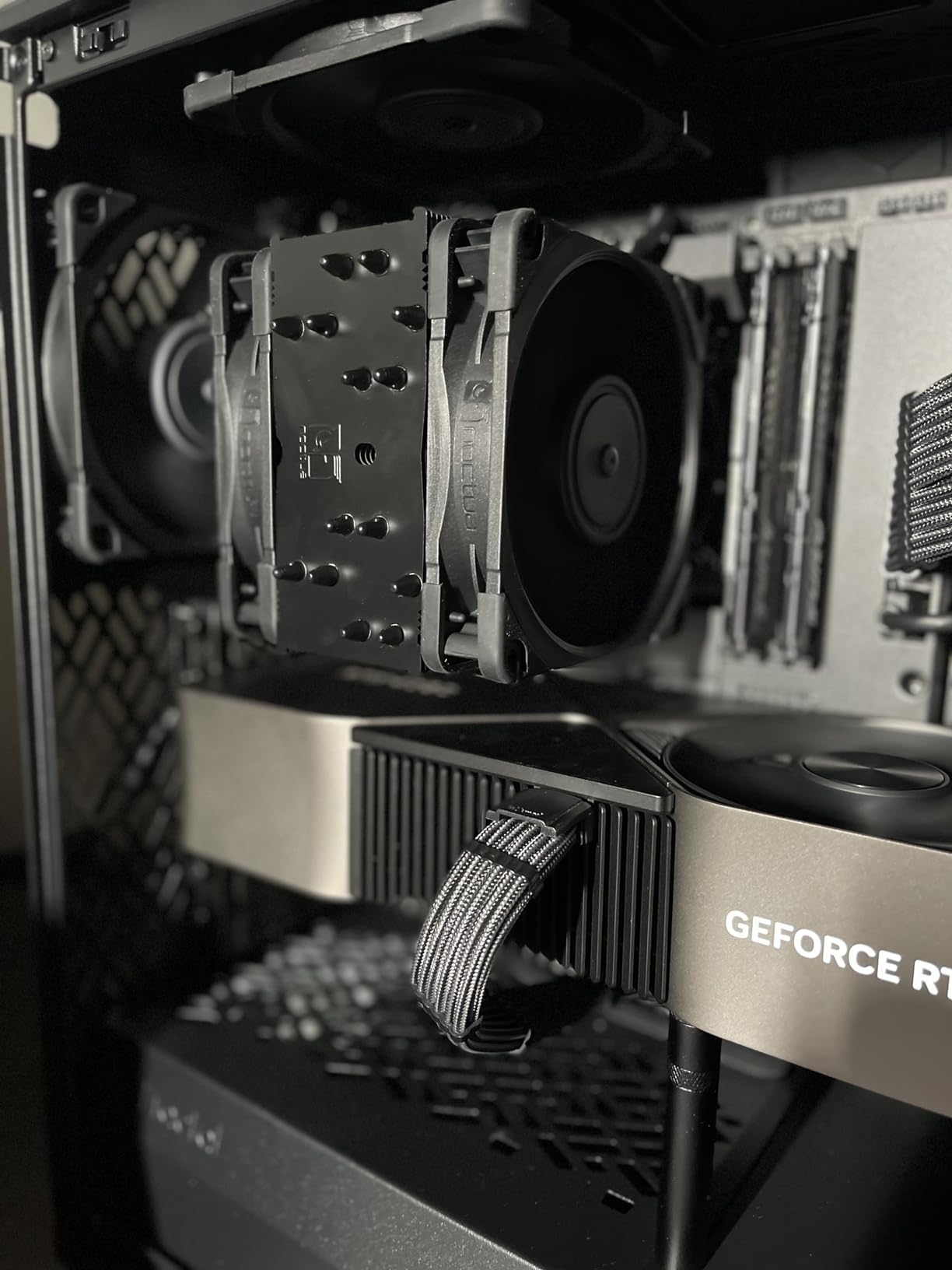 Noctua NH-U12A chromax.Black, Quiet High-Performance Tower CPU Cooler | 158mm Height, High-End Low-Noise Cooling, For Intel & AMD, Dual 120mm Fans, 100% RAM Compatibility, Rich Accessory Kit customer photo 1