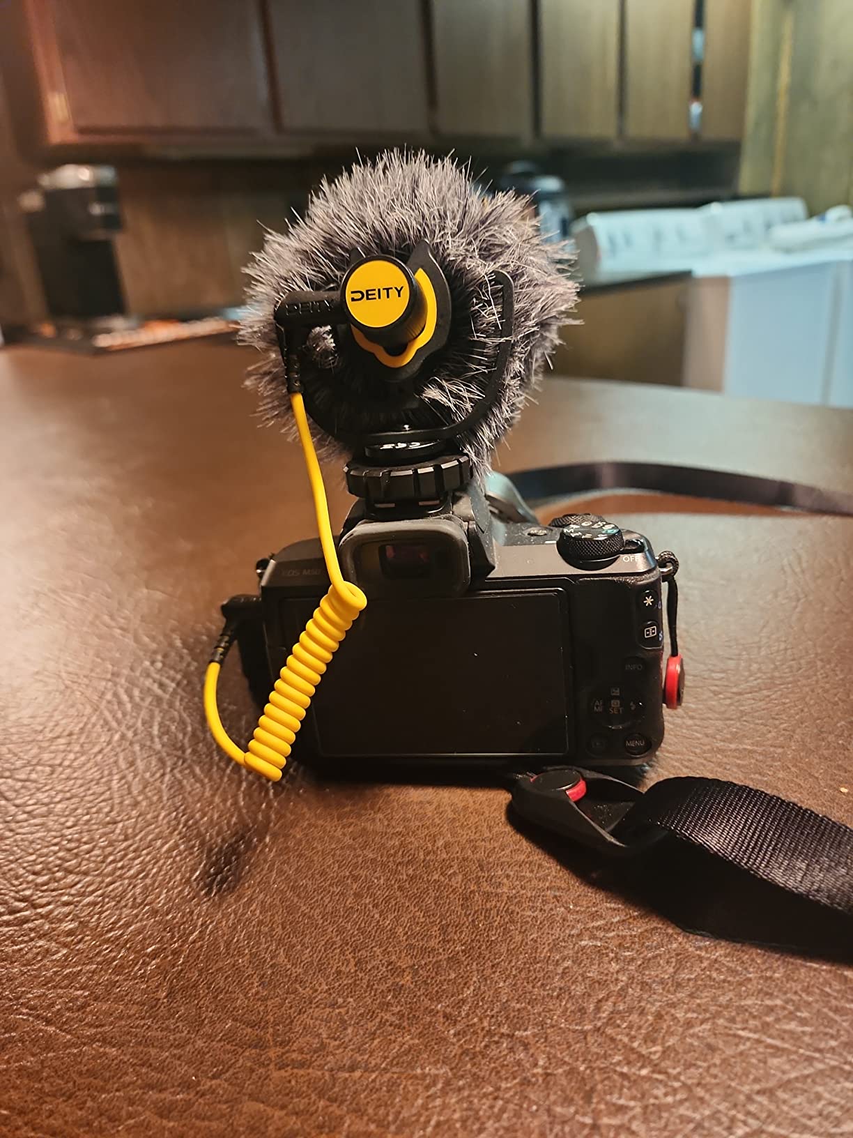 Deity V-Mic D4 Mini Supercardioid On-Camera Mic for DSLR & Vlog, 20mph Wind Rating, TRS/TRRS Cables, Dual-track input customer photo 1