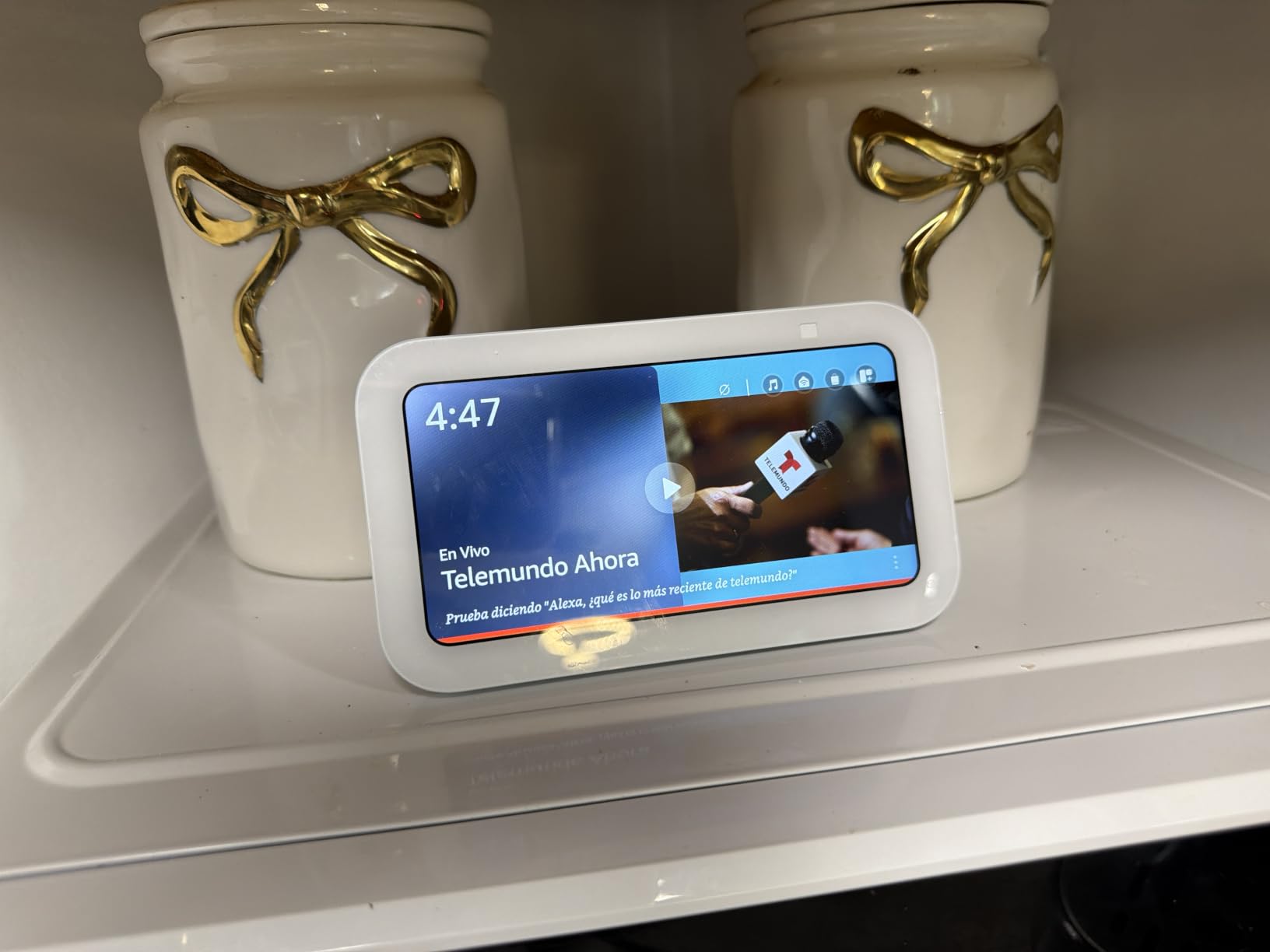 Amazon Echo Show 5 (newest model), Smart display, Designed for Alexa+, 2x the bass and clearer sound, Charcoal customer photo 1