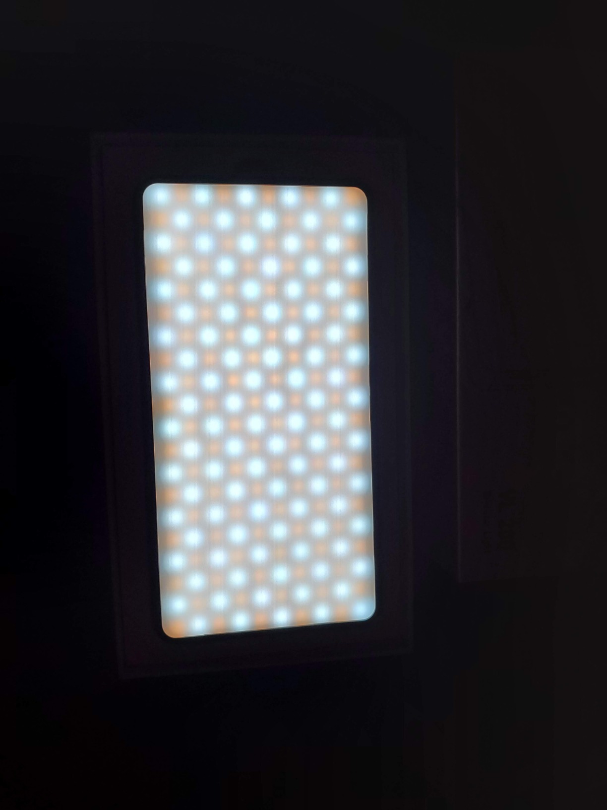 Ulanzi VL200 Bi-Color LED Video Light On-Camera,5000mAh 2500-9000K CRI≥95 customer photo 1