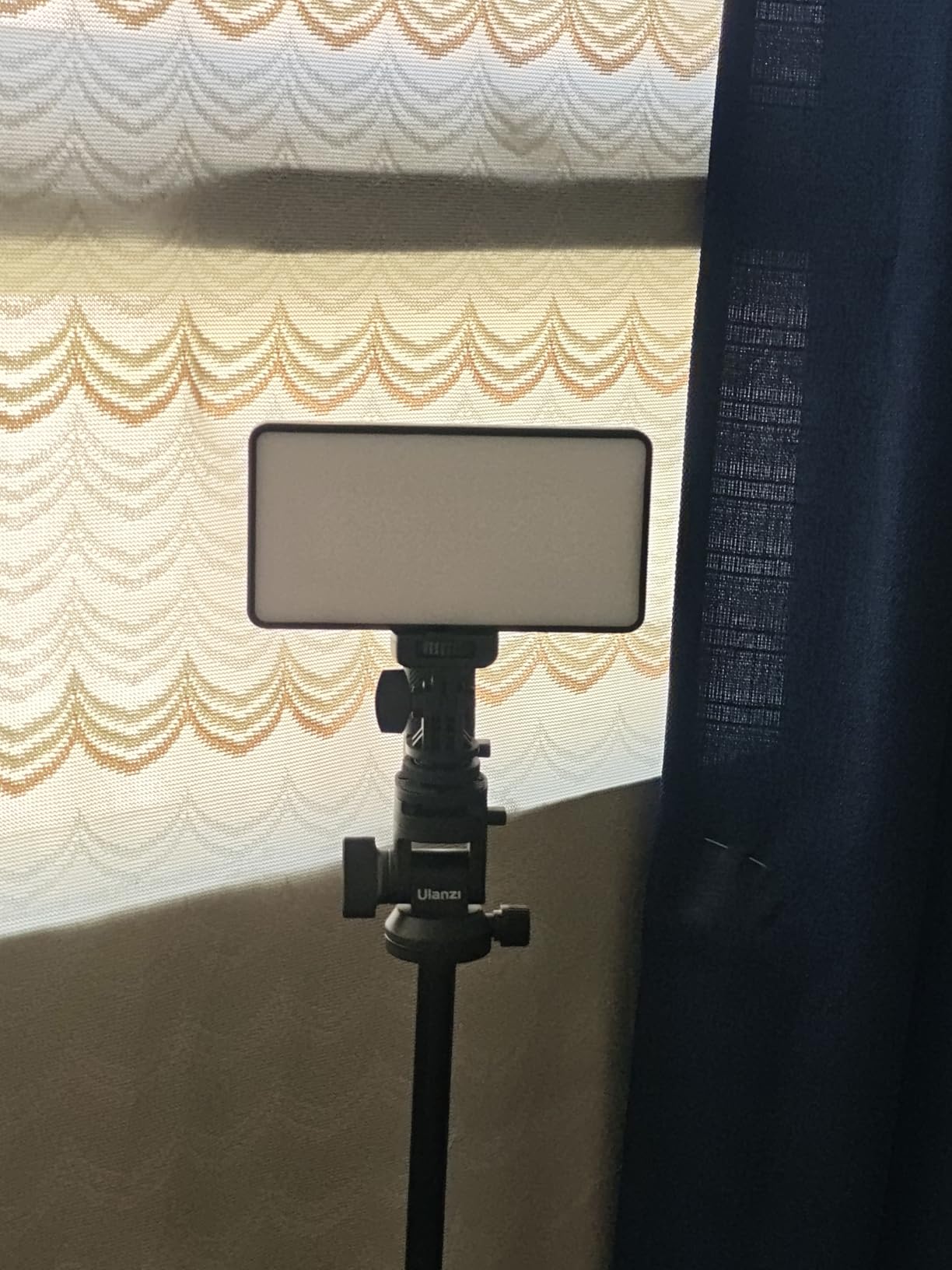 Ulanzi VL200 Bi-Color LED Video Light On-Camera,5000mAh 2500-9000K CRI≥95 customer photo 2