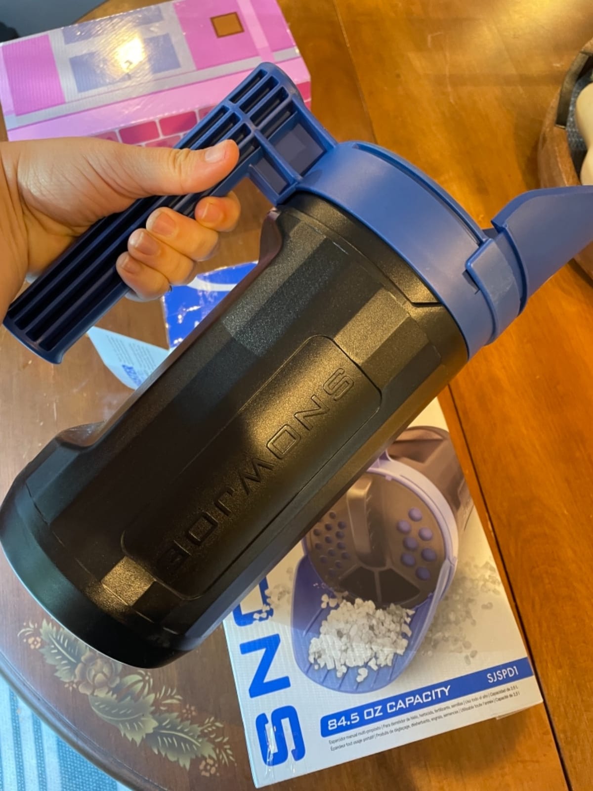 Snow Joe Salt Spreader Handheld - Ice Melt Spreader with 5 lb Capacity, Adjustable Dial Flow Control for Grass Seed, Fertilizer & More, SJSPD1 customer photo 1