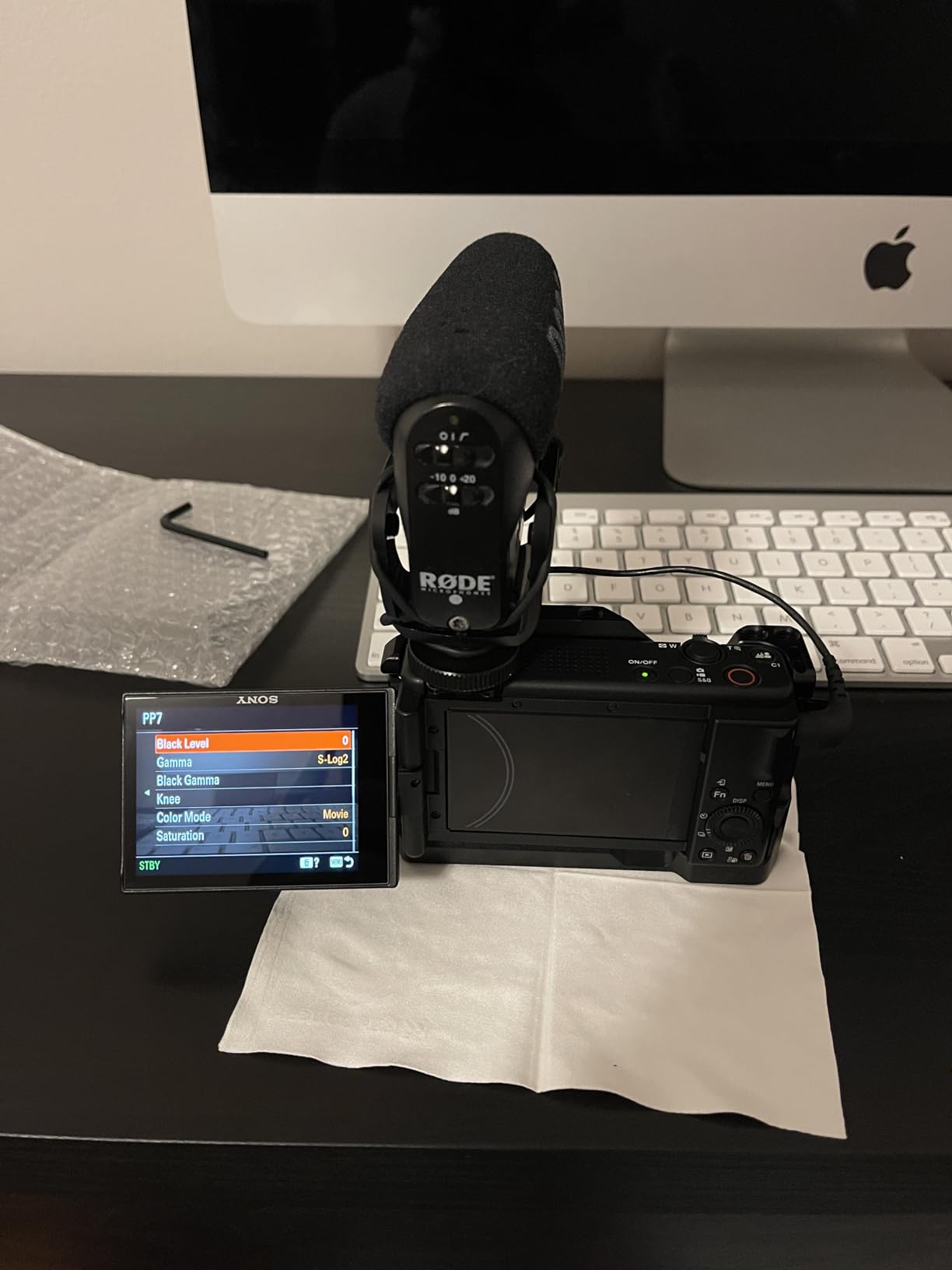 SmallRig Camera Half Cage | for Sony A7R VI/ A7 V/ A7R V/ A7 IV/ A7S III/ A1/ A7R IV, with Quick Release Plate for Arca customer photo 1