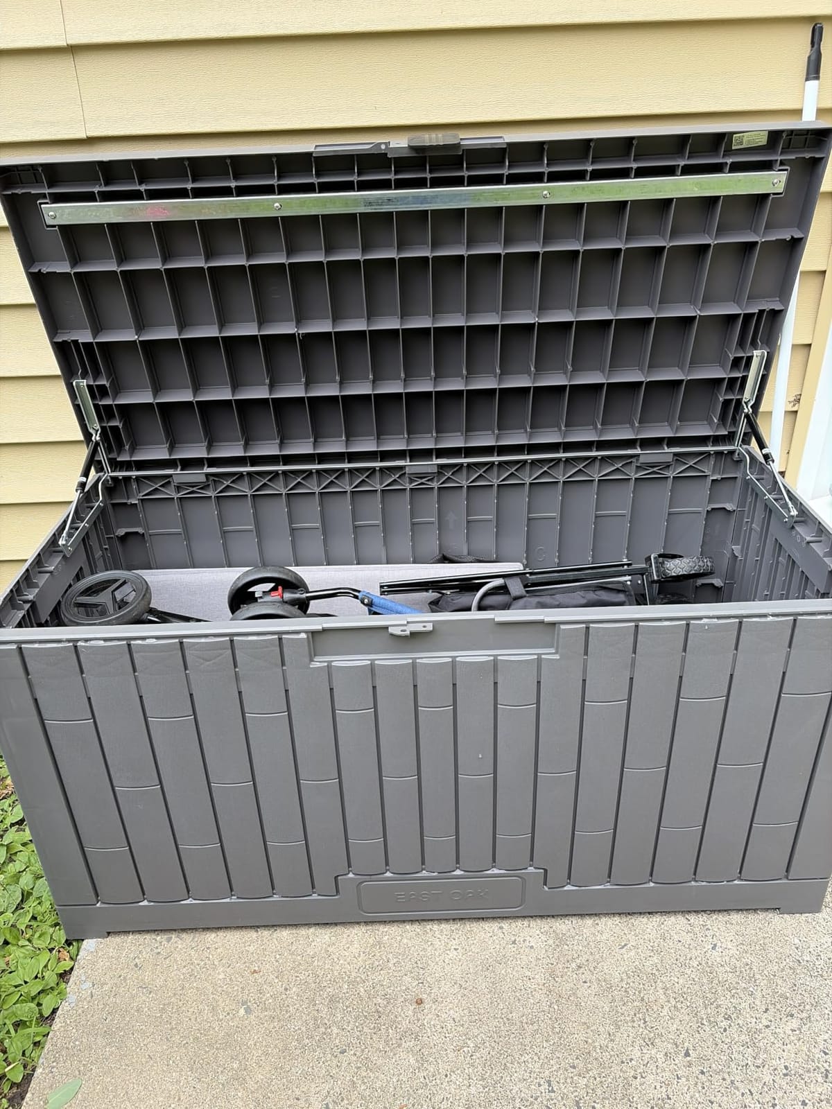 EAST OAK Outdoor Storage Box, 100 Gallon Deck Box, Waterproof Resin Storage Bench for Patio Cushions, Gardening Tools, Pool Toys, Lockable, UV Resistant, Grey customer photo 1