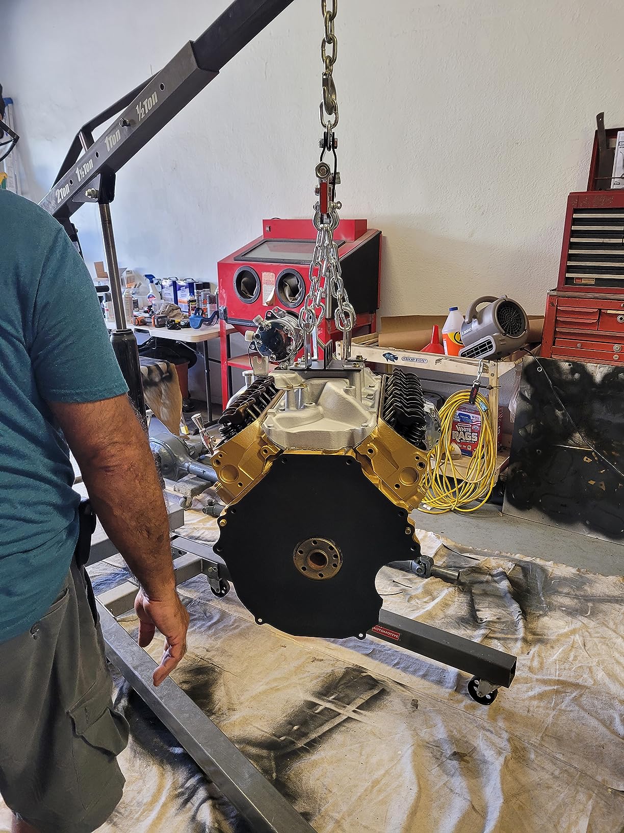 VEVOR Transmission Jack, 0.75 Ton/1660 lbs Capacity Hydraulic Telescopic Transmission Jack, 2-Stage Floor Jack Stand with Foot Pedal, 360° Swivel Wheel, Garage/Shop Lift Hoist, Red customer photo 1
