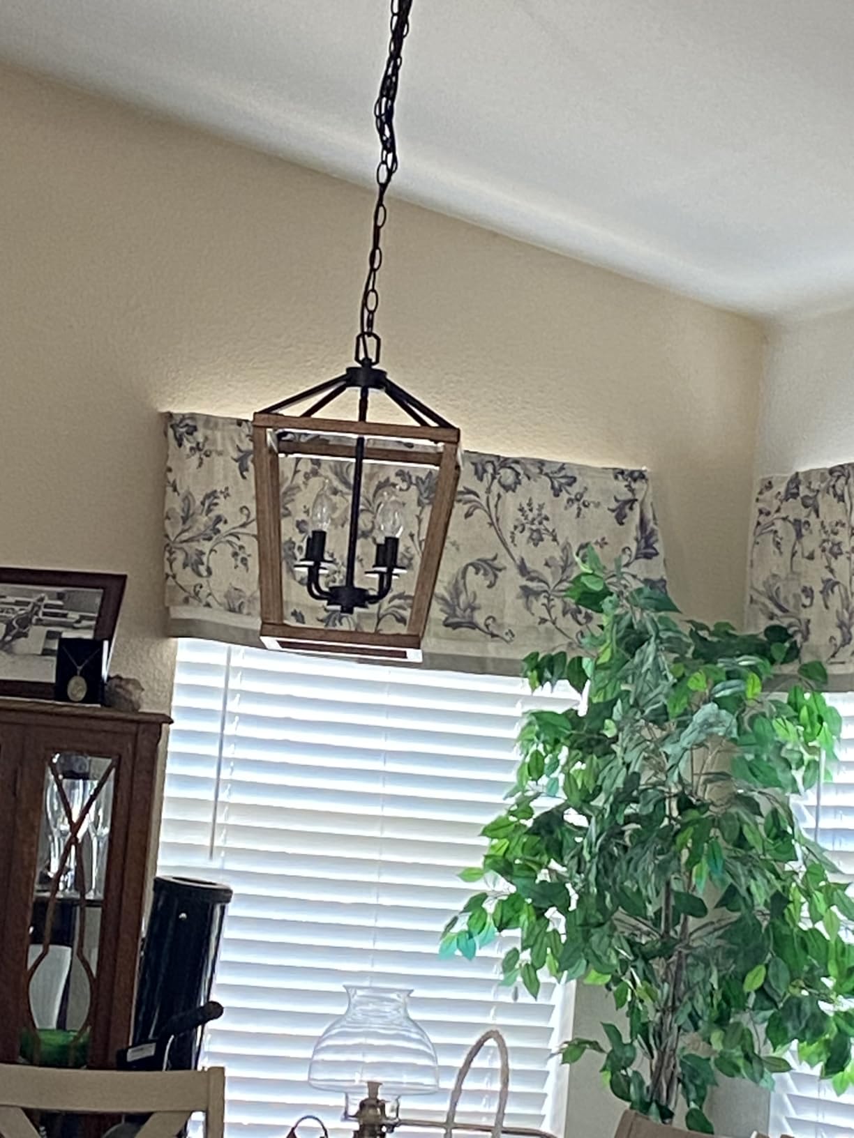 4 Light Farmhouse Chandelier, Rustic Ceiling Light Lantern Light Fixture with Wood Painted Metal Cage and Adjustable Chain, E12 Base Geometric Hanging Light Fixture for Entryway, Kitchen, Indoor customer photo 1