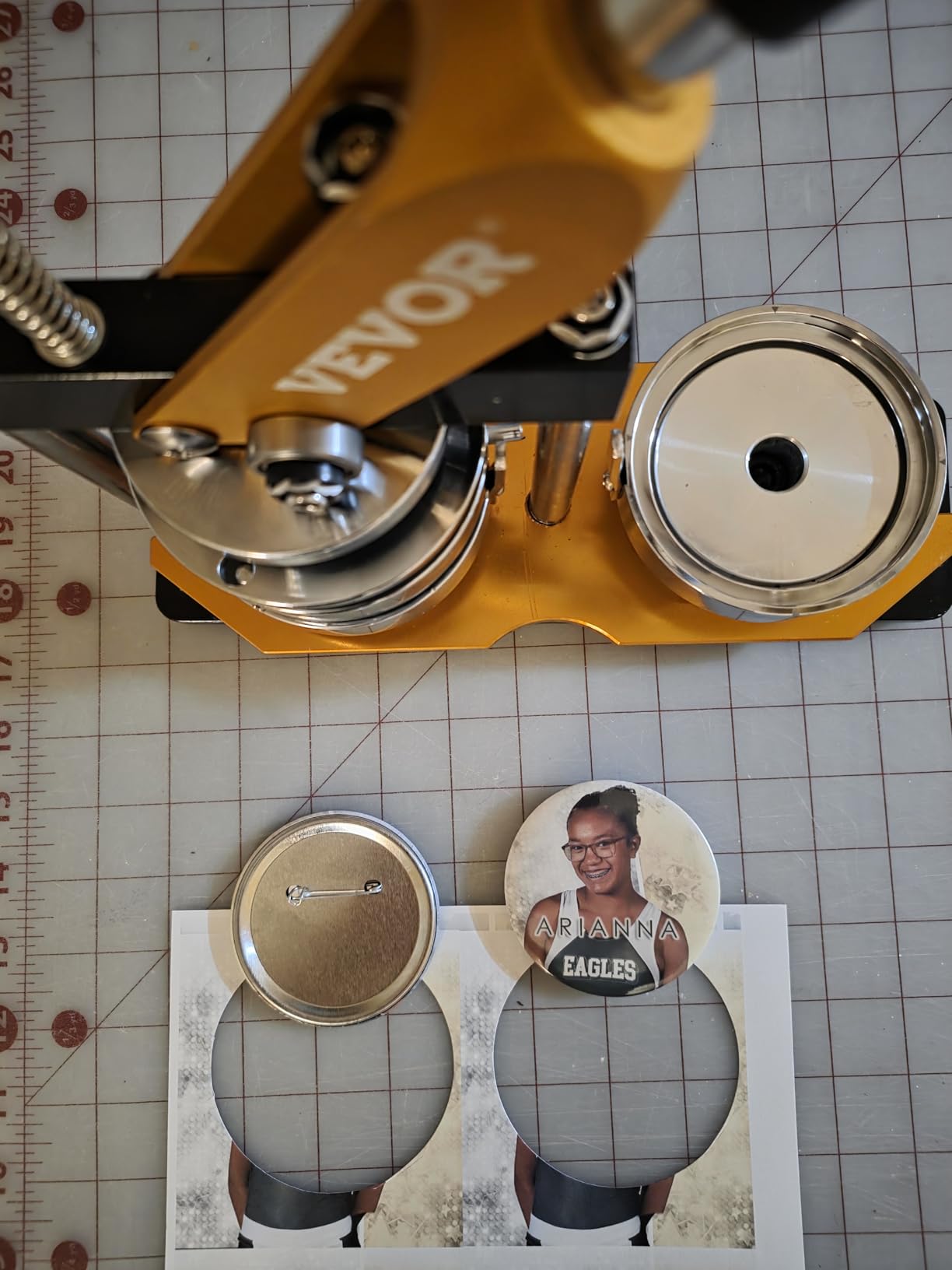VEVOR Button Maker Machine, 75 mm (3 inch) Badge Punch Press Kit, Children DIY Gifts Pin Maker, Button Making Supplies with 100pcs Button Parts & Circle Cutter & Magic Book customer photo 2