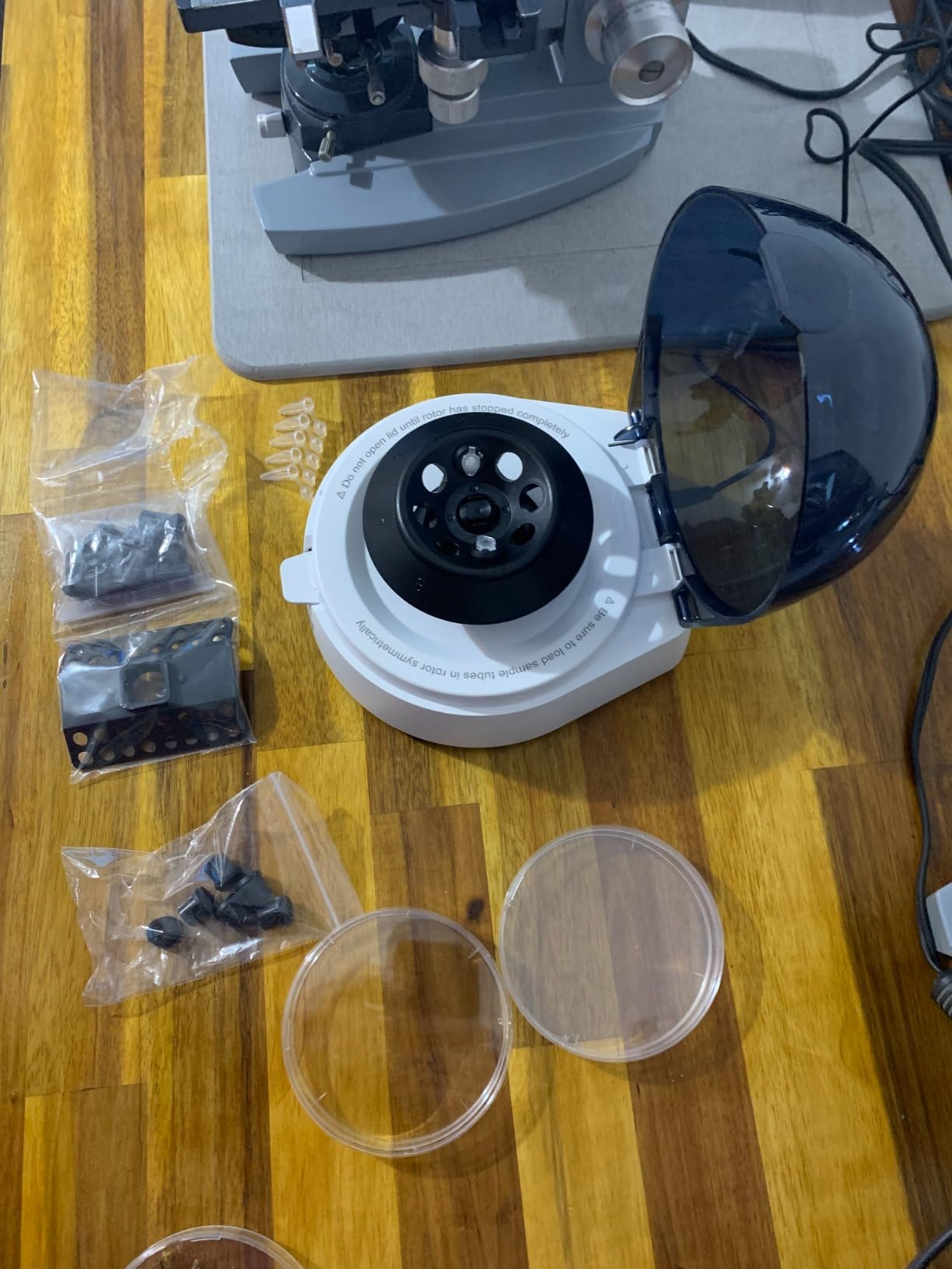 ONiLAB's Scientific Mini Centrifuge 7000RPM, 2680 x g RCF, Lab Benchtop Centrifuge with 2 Rotors for 8 x 0.2/0.5/1.5/2.0ml and 0.2mL×32 PCR Strips, Low Noise≤45dB, 100-240V (ONLY for MICROTUBES) customer photo 1