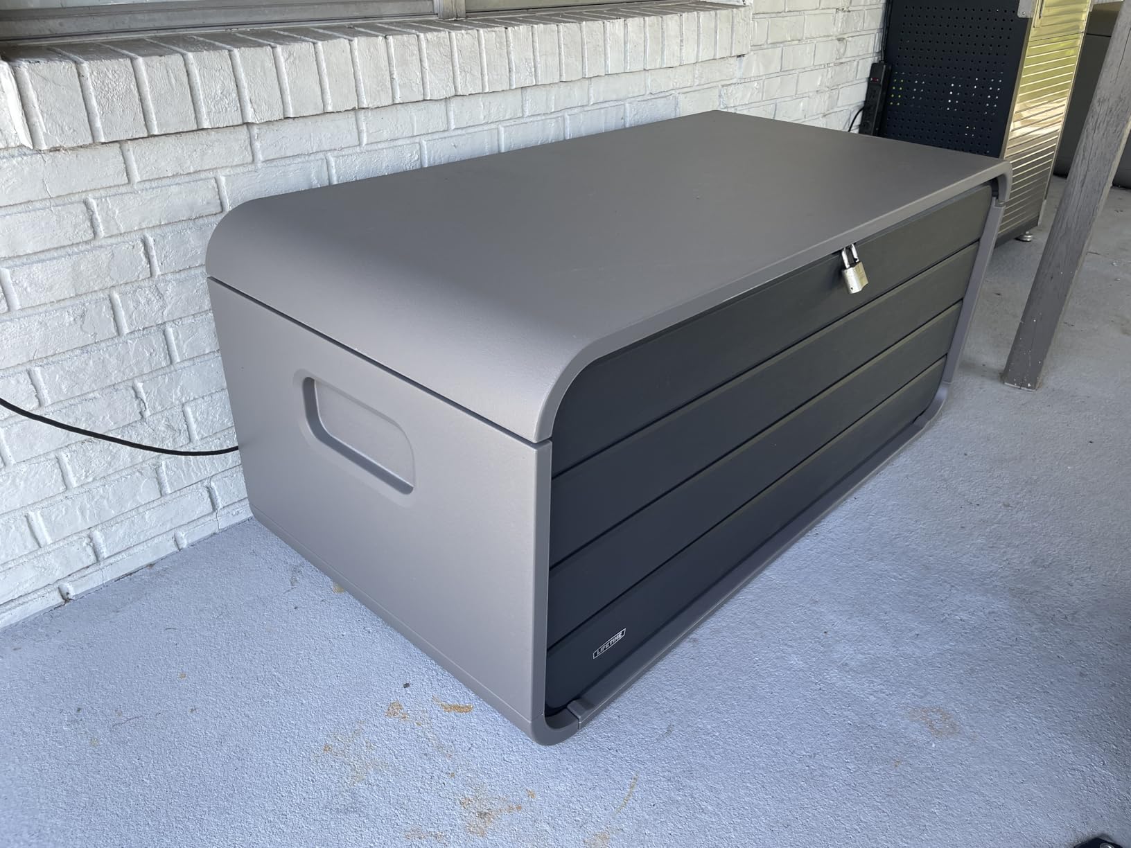 LIFETIME 136-Gallon Modern Deck Box, Outdoor Storage Container, Weather-Resistant, UV-Protected, Lockable Lid customer photo 2