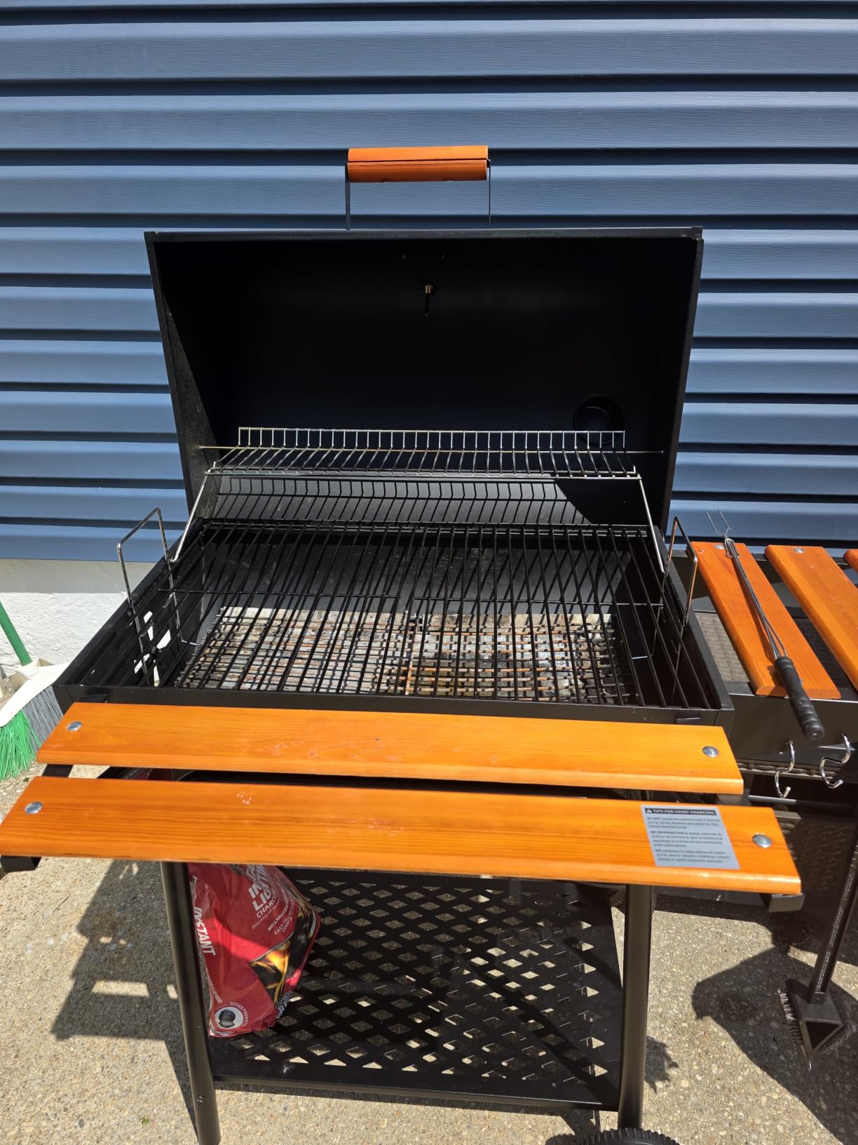 Royal Gourmet CC1830V 30 Barrel Charcoal Grill with Side Front Table | Wood-Painted Table, 627 Square Inches Cooking Space, Outdoor BBQ Grill for Outdoor Backyard, Patio and Parties, Black customer photo 2