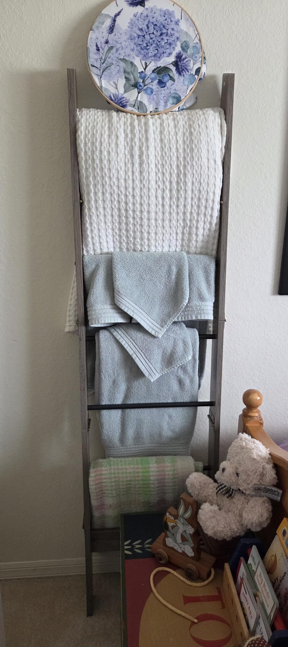 Hzuaneri Blanket Ladder for Living Room, Decorative Quilt Rack with 4 Removable Hooks, 5-Tier Farmhouse Ladder Holder Shelf Organizer for Bedroom, Rustic Brown and Black 02101BBR customer photo 2