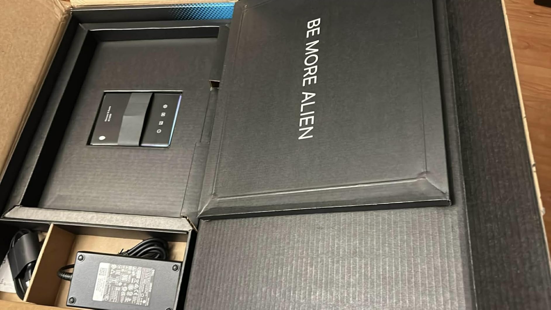 Alienware 16 Aurora Gaming Laptop, RTX 5050, Intel Core 7 240H, WQXGA 120Hz Display, 16GB DDR5 RAM, 1TB SSD, Wi-Fi 7, Windows 11 Home customer photo 2