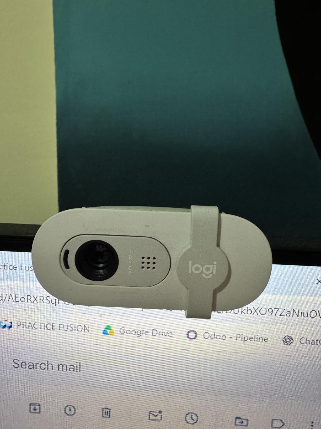 Logitech Brio 101 Full HD 1080p Webcam for Streaming and Meetings - Black customer photo 2