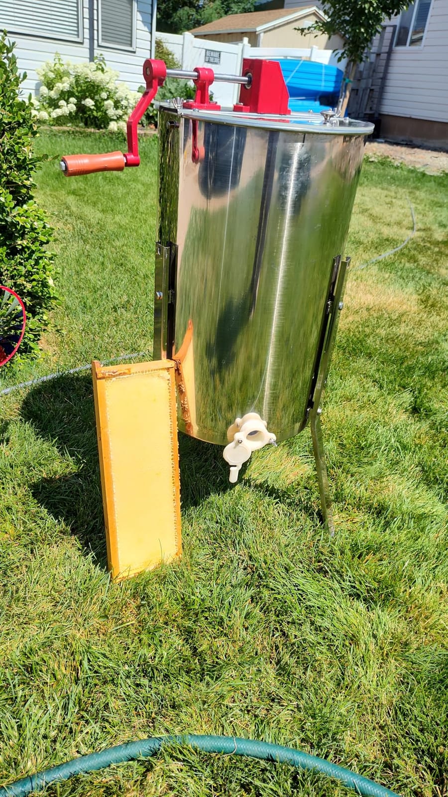 VEVOR 3 Frame Honey Extractor, Stainless Steel Manual Beekeeping Extraction, Honeycomb Drum Spinner with Transparent Lid, Apiary Centrifuge Equipment with Height Adjustable Stand customer photo 2