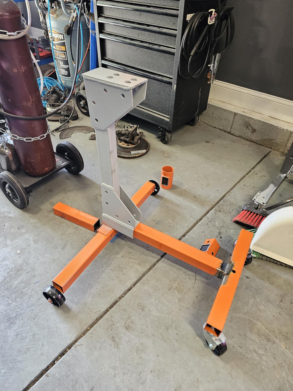 VEVOR Engine Stand, 750 lbs (3/8 Ton) Rotating Engine Motor Stand with 360 Degree Adjustable Head, Cast Iron Motor Hoist Dolly, 4-Caster, 4 Adjustable Arms customer photo 1