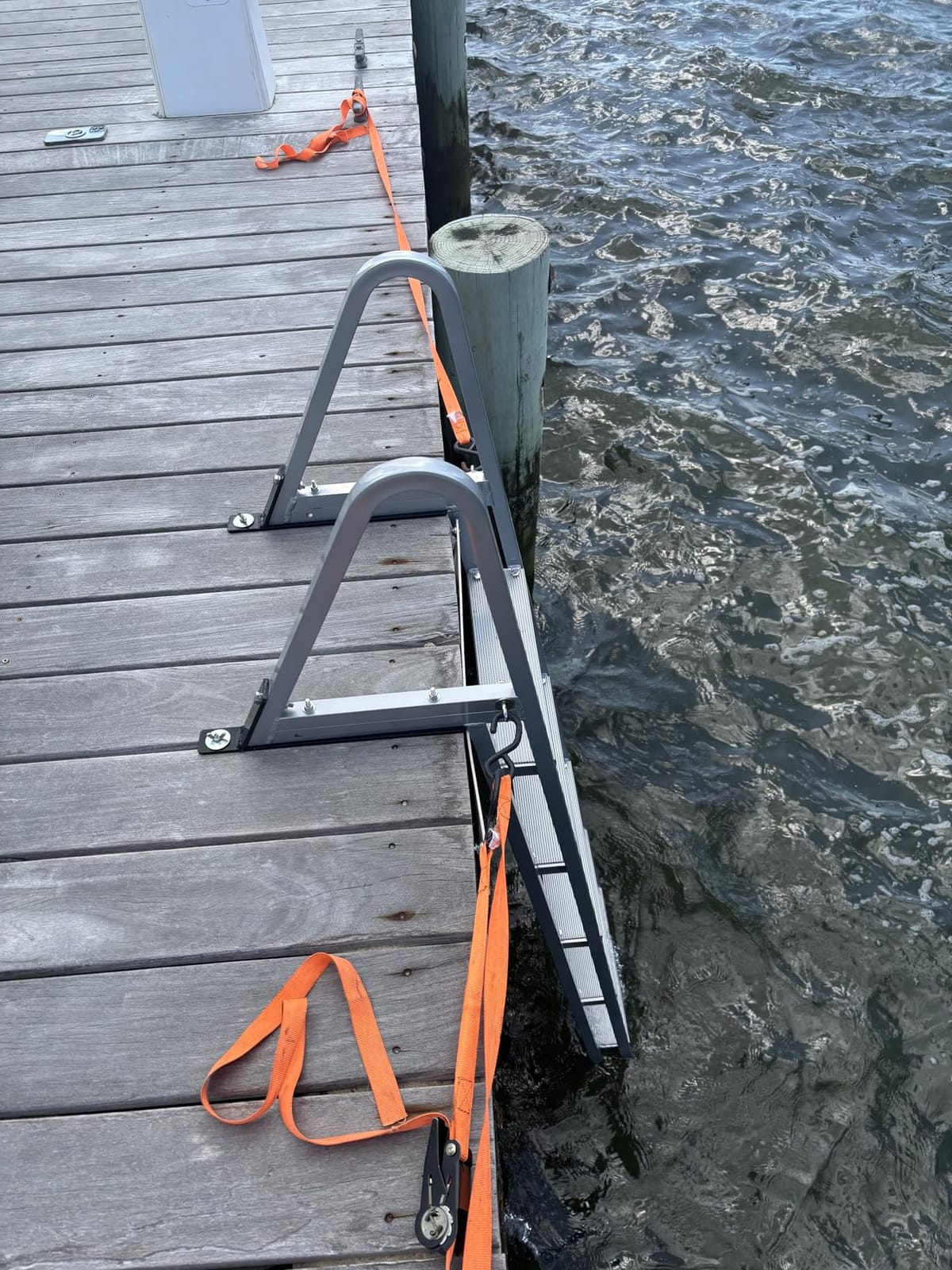 VEVOR Removable Dock Ladder 3 Steps, 350 lbs Load Capacity, Pontoon Boat Ladder with 4'' Wide Step & Nonslip Rubber Mat for Ship/Lake/Pool/Marine Boarding customer photo 1