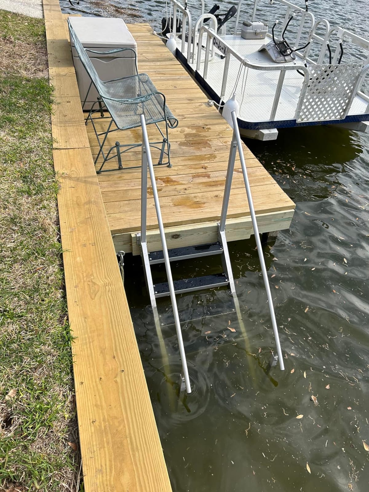 VEVOR Dock Ladder 6 Steps, 500lbs Load Pool Steps, Adjustable Height Aluminum Dock Stairs, Pontoon Boat Ladder with Handrails & Widen Nonslip Pedals for Lake/Pool/Marine Boarding/RV/House customer photo 2