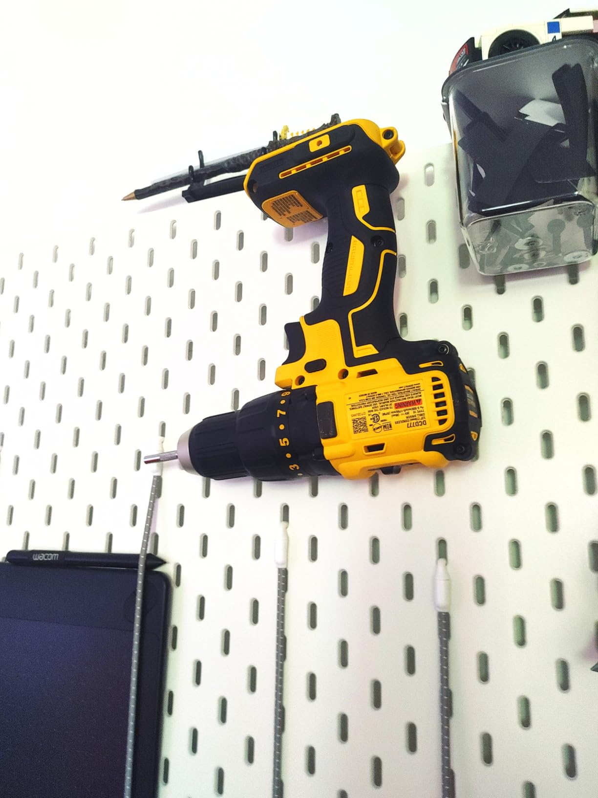 20V MAX Cordless Drill Driver Set, Electric Drill, Brushless 1/2 In 2 Speed, 2.0 Ah Battery and Charger Included, LED Light (DCD777D1) customer photo 1