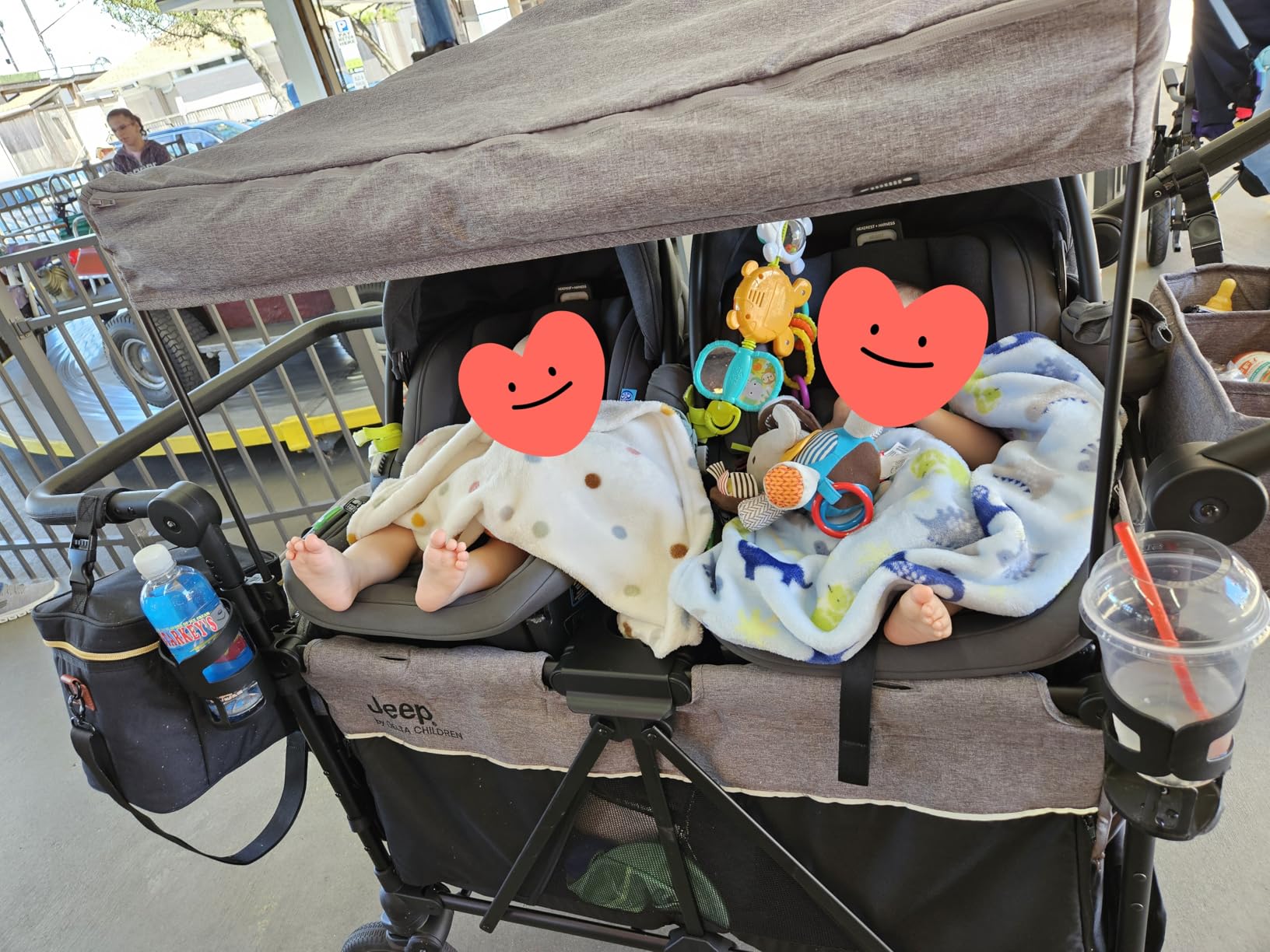 Jeep Wrangler Deluxe 4 Seater Stroller Wagon by Delta Children - Premium Quad Stroller Wagon for 4 Kids with Convertible Seats, Adjustable Push/Pull Handles, Removable Canopy & Flat Fold, Grey customer photo 2