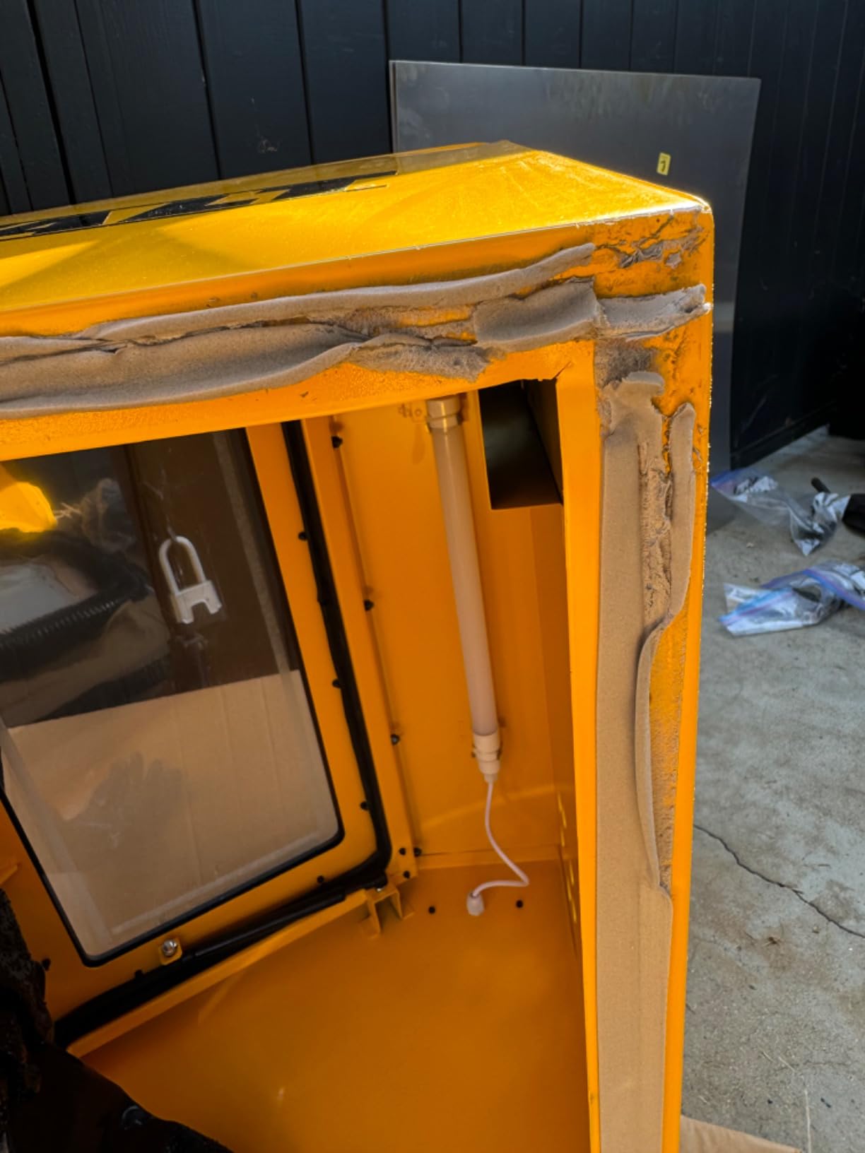 DEWALT Abrasive Blast Cabinet, Modular Standalone or Benchtop Sand Blasting Cabinet 20 CFM @ 90 PSI, Max Pressure 125 PSI (DXCM009-0370) customer photo 1