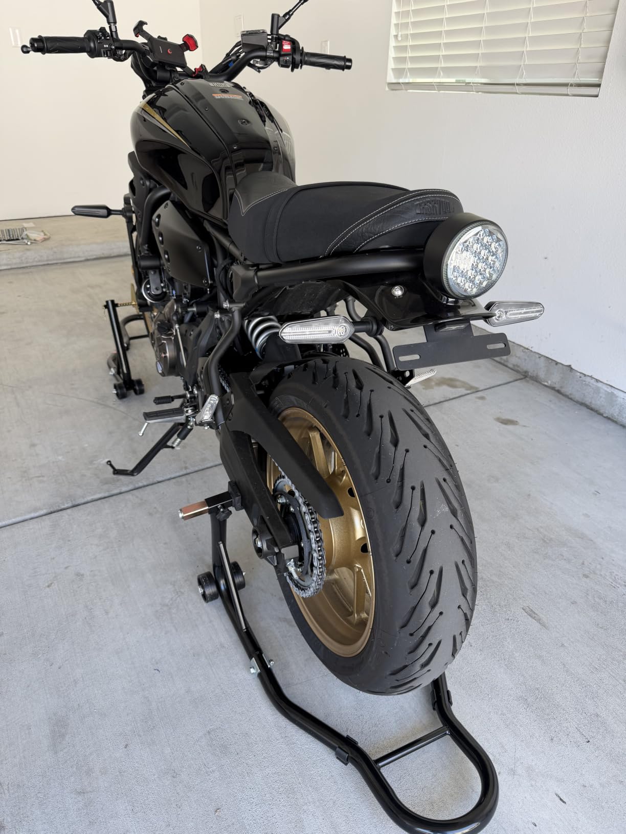 VEVOR Motorcycle Stand Lift 850lbs Front Rear Combo Stand, Front Wheel Fork Stands Rear U+L Fork Swingarm Spool Stands Compatible with Most Yamaha Honda Kawasaki Suzuki Motorcycles Black customer photo 1
