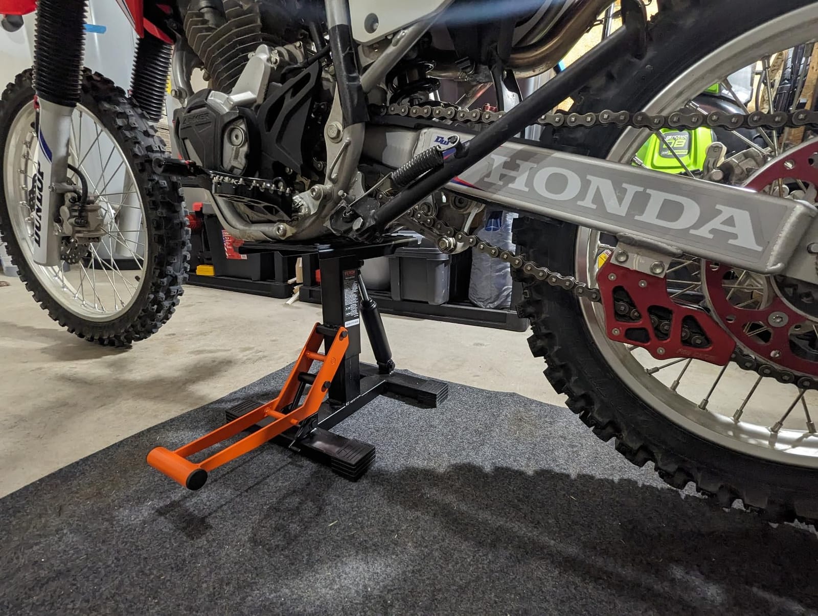 VEVOR Dirt Bike Lift Stand, Motorcycle Jack Lift Stand 440 lbs Capacity and Hydraulic Lift Operation, Adjustable Height Hoist Table, for Dirt Pit Bike Repair, Maintenance, Dirt Bike Accessories customer photo 1