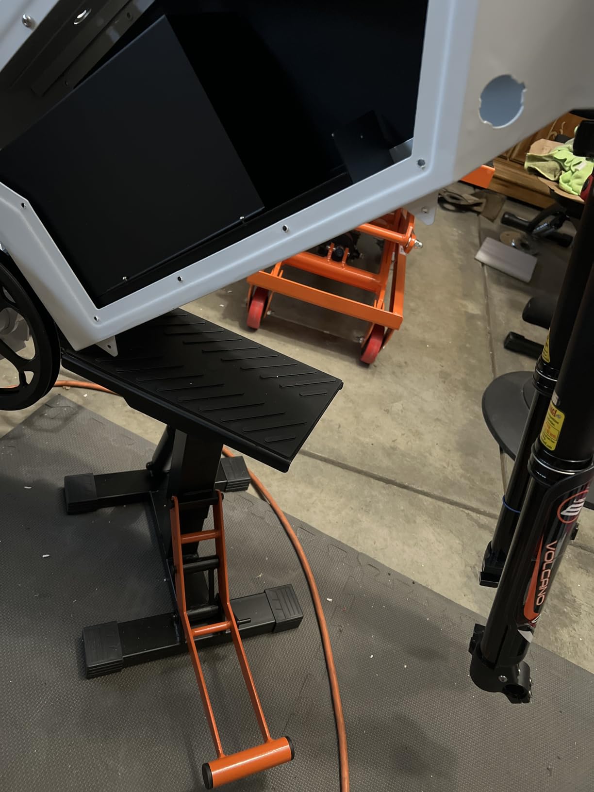 VEVOR Dirt Bike Lift Stand, Motorcycle Jack Lift Stand 440 lbs Capacity and Hydraulic Lift Operation, Adjustable Height Hoist Table, for Dirt Pit Bike Repair, Maintenance, Dirt Bike Accessories customer photo 2