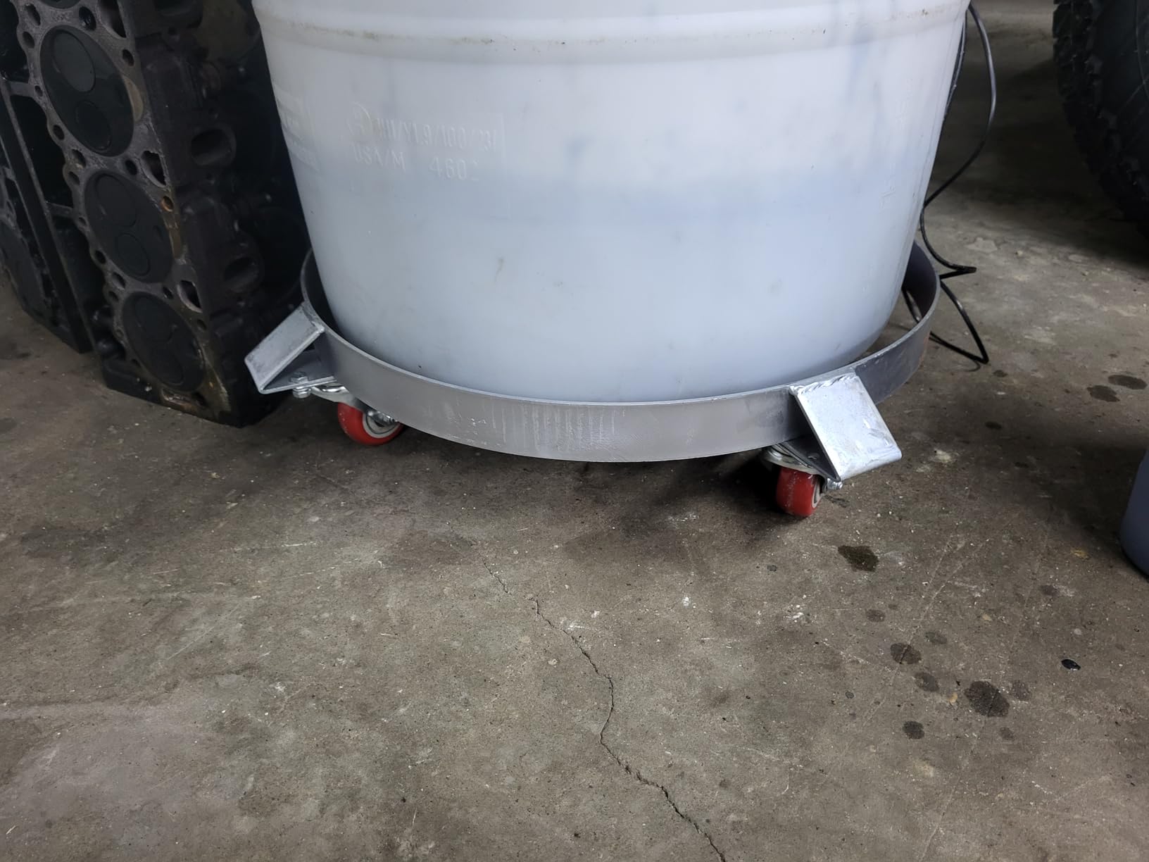 VEVOR 55 Gallon Heavy Duty Drum Dolly, 1000lbs Load Capacity, Barrel Dolly Cart Drum Caddy, Non Tipping Hand Truck with Steel Frame 4 Swivel Casters Wheel customer photo 2