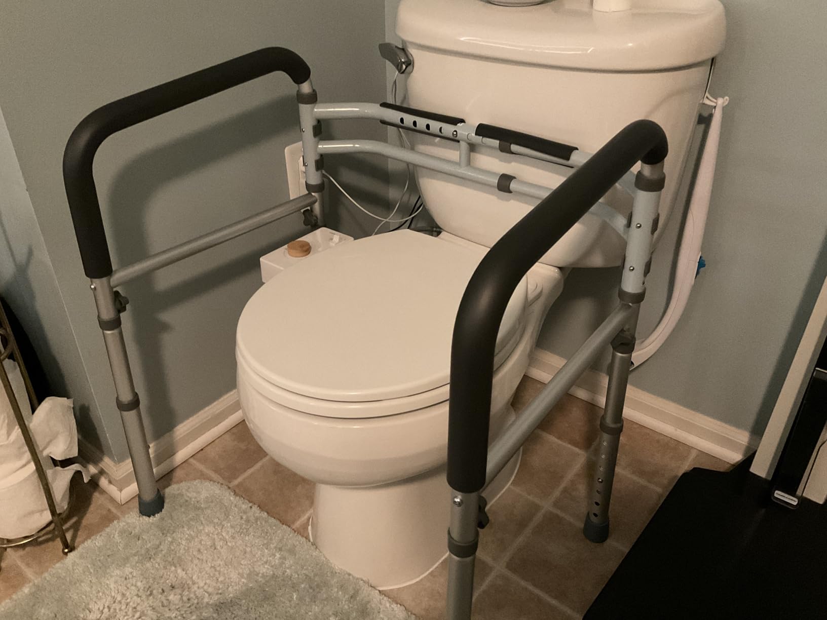 Lianjindun Toilet Safety Rails, 350 lbs, Adjustable Height & Width, Foldable Aluminum Toilet Frame for Seniors, Disabled, Handicap customer photo 1