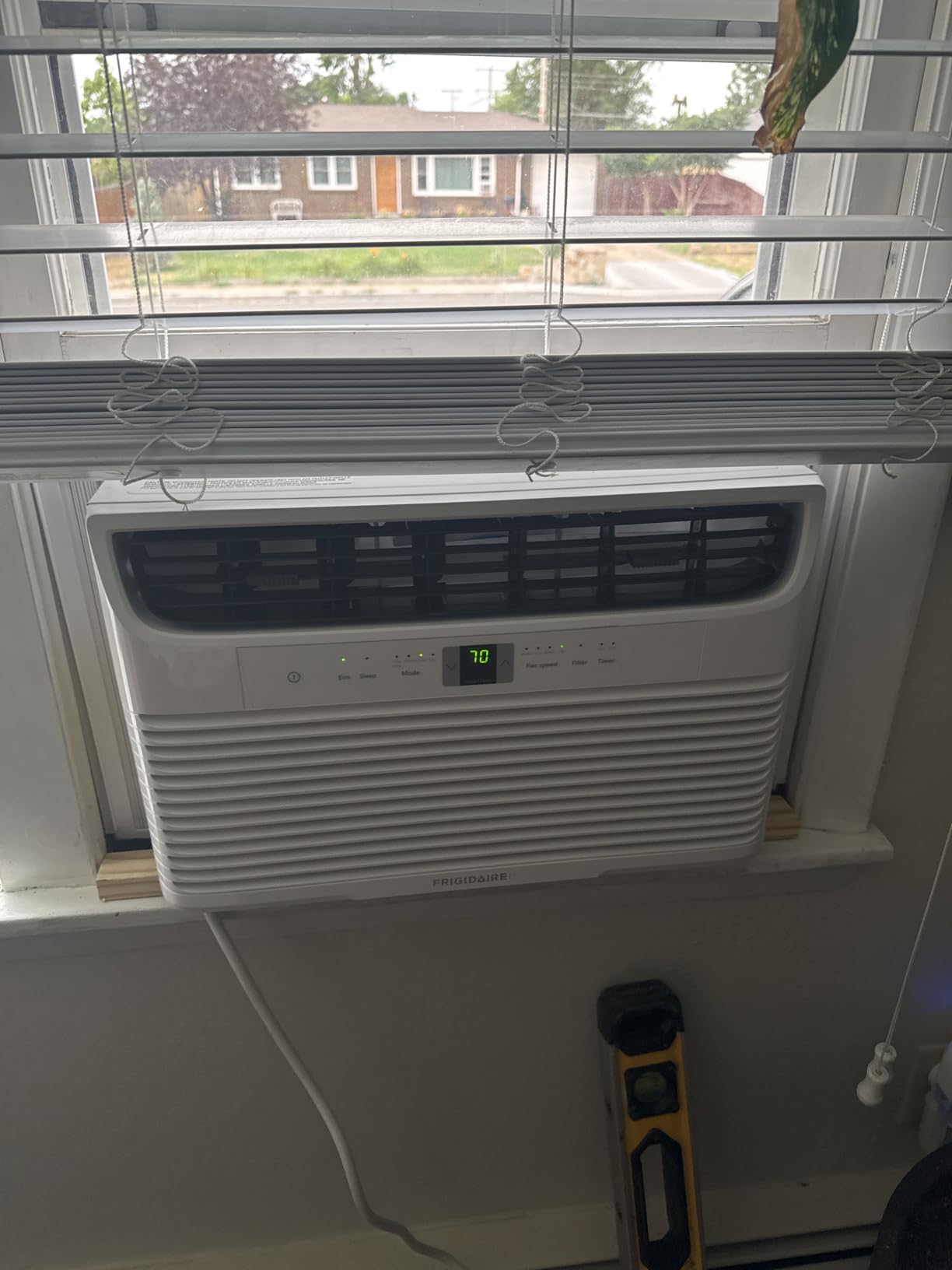 Frigidaire 8,000 BTU Window Air Conditioner with Remote Control, Cools Up to 350 Sq. Ft., Quiet Operation, Eco Mode, 3 Fan Speeds, Auto Restart, White customer photo 2