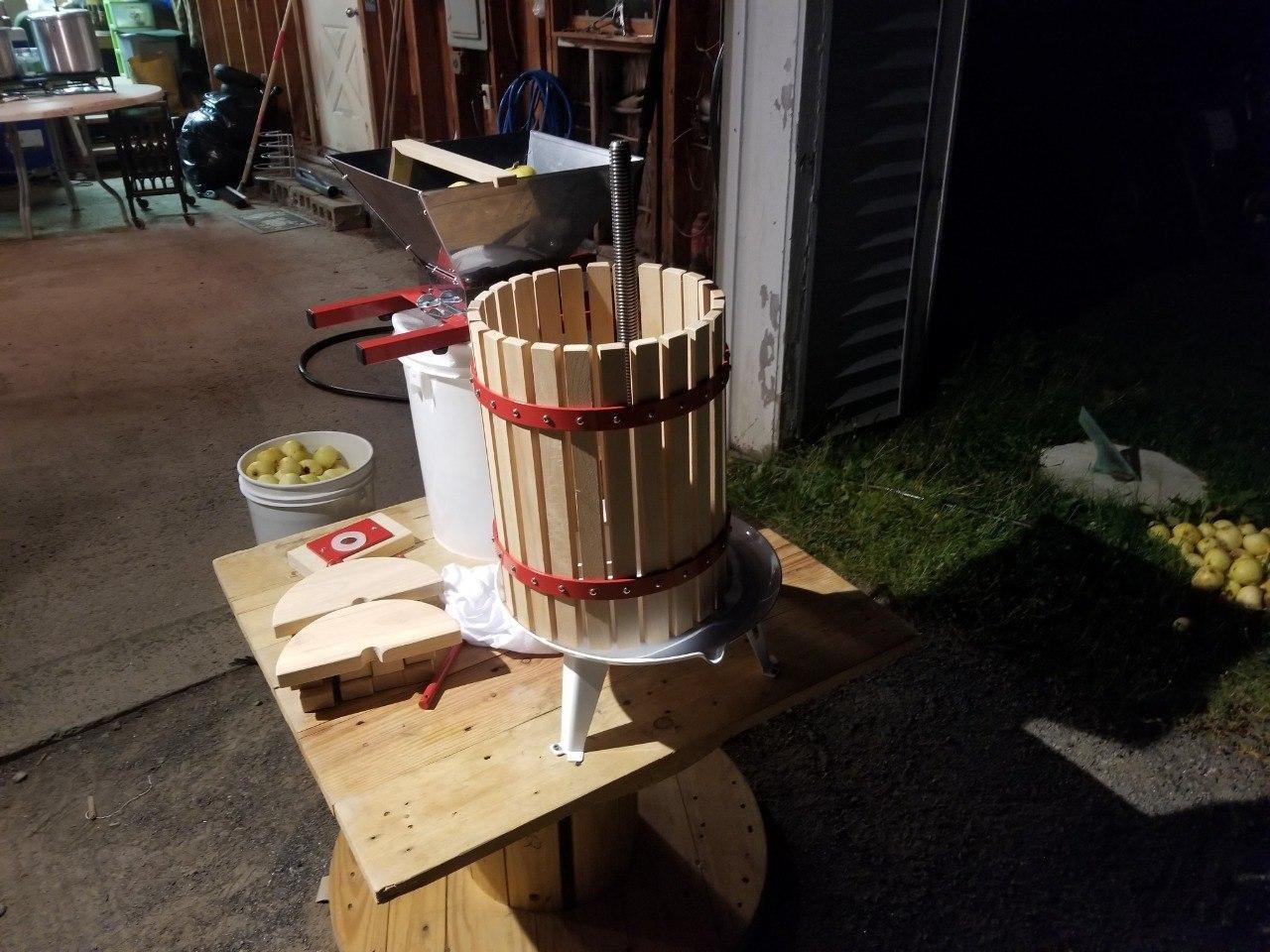 1.6 Gallon Green Fruit and Wine Press, Manual Cider Juice Maker with Solid Beech Wood Basket & Heavy-Duty Stand for Apples, Grapes, Berries customer photo 1
