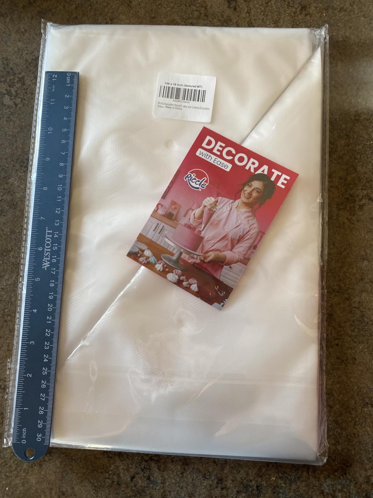 Riccle Piping Bags and Tips Set, 11.8 Inch 100 Anti Burst Piping Bags, 124 Pcs Cake Decorating Kit with 16 Piping Tips, 1 Reusable Pastry Bags, 3 Cake Scrapers, 2 Couplers, and 2 Icing Bags Ties customer photo 1