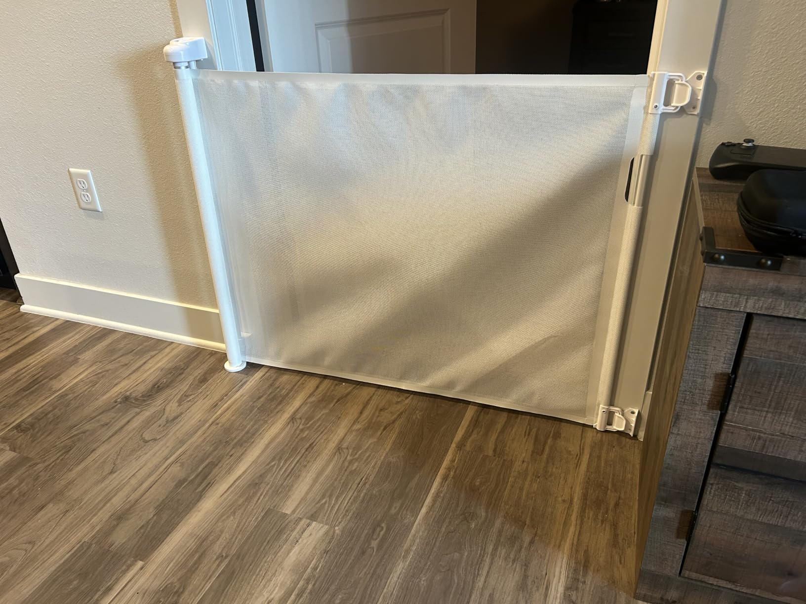 Veraste Retractable Baby Gate for Doorways and Stairs, Mesh Safety Gate for Pet, Indoor & Outdoor Use, One-Hand Operation, Easy Installation, 33.6