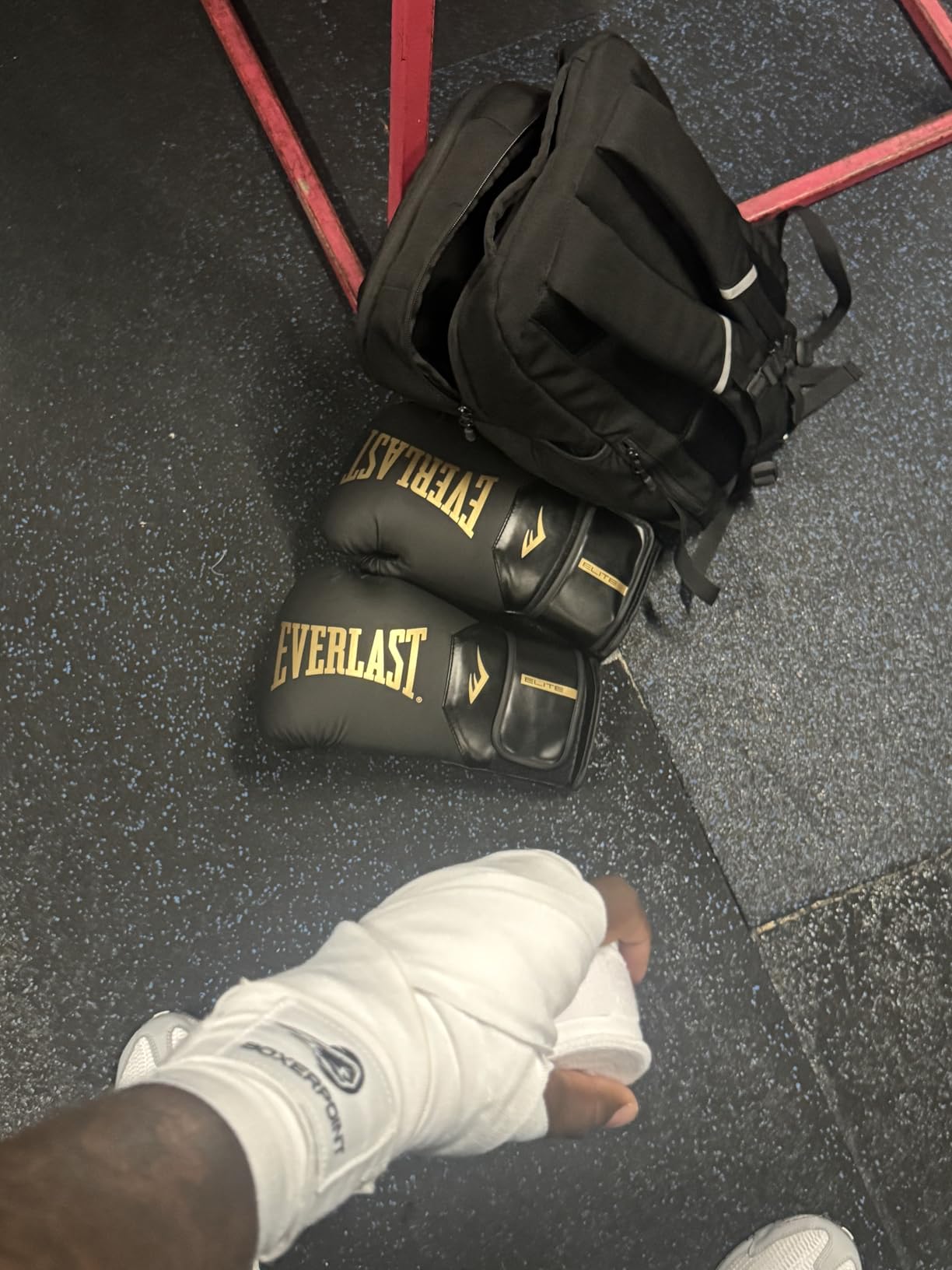 Everlast Elite 2 Boxing Gloves | Pro Training & Heavy Bag Gloves | Men & Women | Ventilated Palm | Multi-Layer Protection | Black/Gold, 16 oz customer photo 2